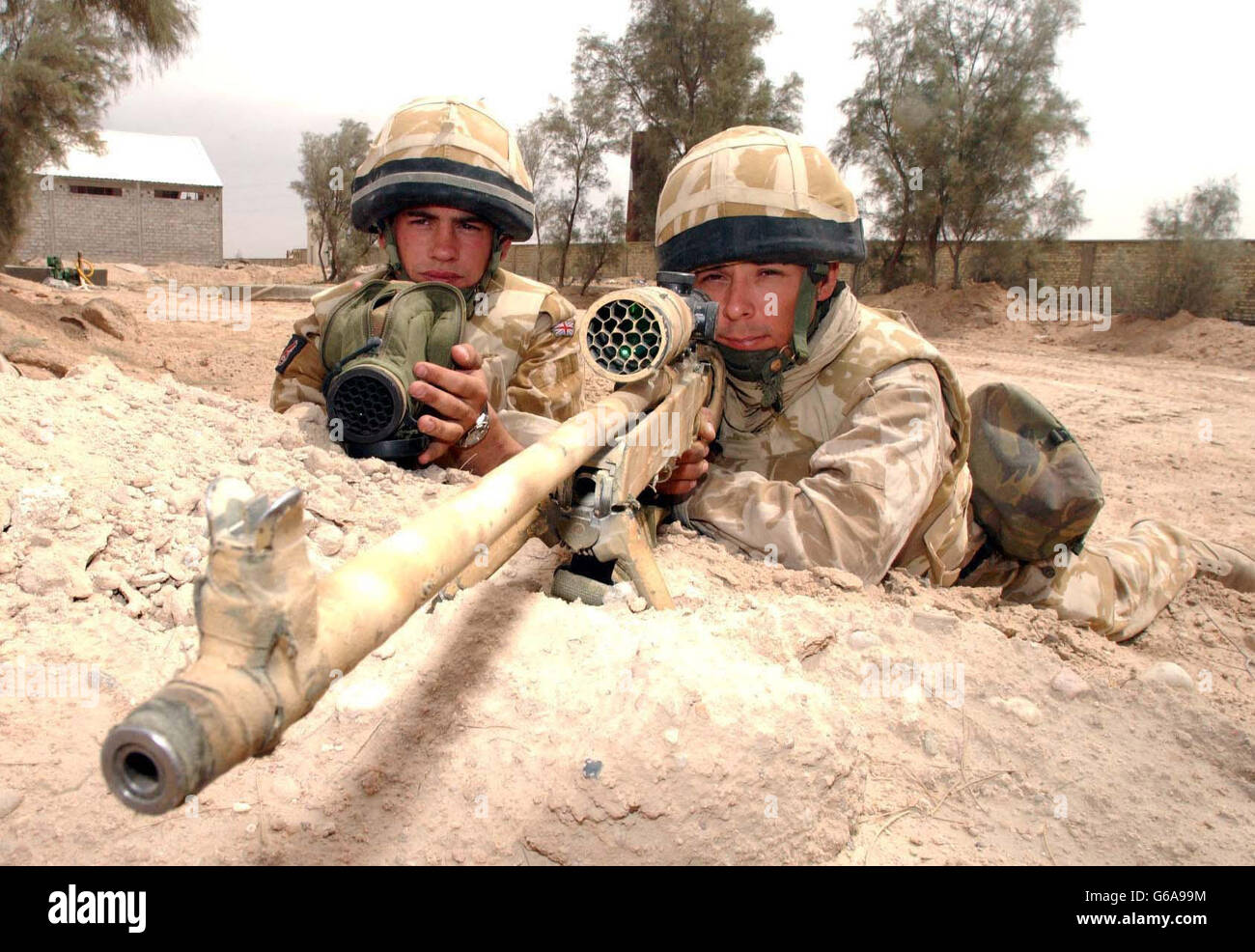 Scharfschützen im Irak... Snipers LC Jon-Paul Jones, 27, aus Bath und PT Nathan Griffiths, 24, aus Co Durham, im Irak. Stockfoto