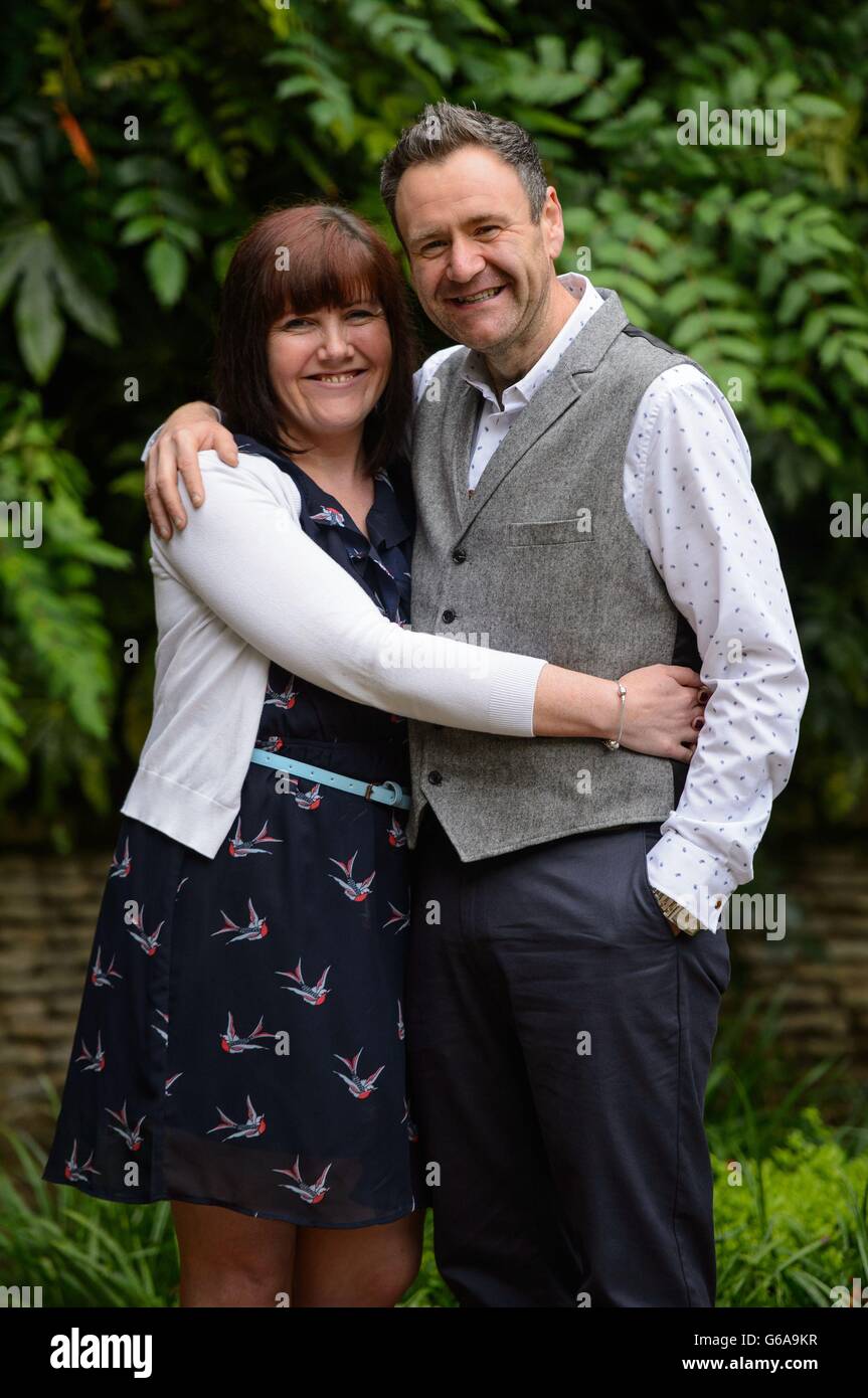 Thomas McIntyre aus Larne in Nordirland und seine Frau Claire bei einer Fotozelle im Ritz Hotel im Zentrum von London, nachdem er nach dem Verlust von 17 st 8 Pfund zum „Schlankheitsweltmann des Jahres 2013“ ernannt wurde Stockfoto