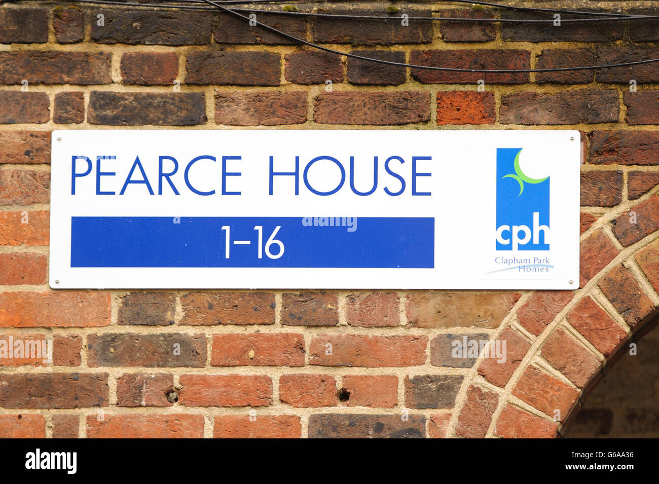 Pearce House in der Nähe von Tilson Gardens in Brixton, im Süden Londons, wo gestern Abend zwei Frauen angegriffen wurden, wurde eine 28-jährige Frau am Tatort um 19.31 Uhr für tot erklärt, während ein 17-jähriges Mädchen in ein Krankenhaus in Südlondon gebracht wurde, das an Stichverletzungen litt. Sie befindet sich in einem ernsten, aber stabilen Zustand. Stockfoto