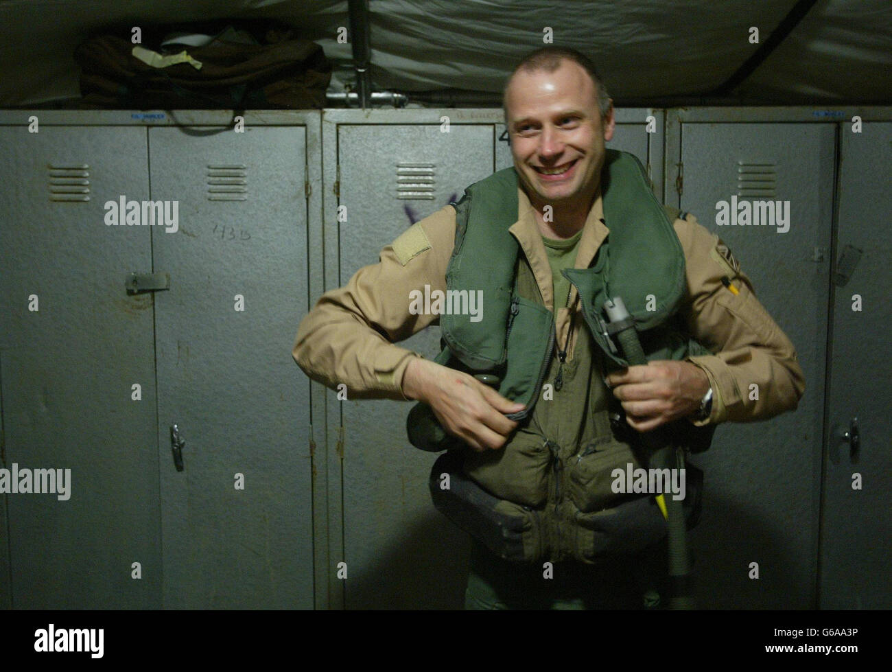 Der britische Royal Air Force Harrier GR7 Pilot Wing Commander Andy Suddards lächelt, als er sich auf seine Mission über den Irak auf seiner Basis in Kuwait vorbereitet. Piloten, die von Missionen über den Irak zurückkehren, melden keinen Widerstand in der Wüste und keine offensichtlichen Ziele. Stockfoto