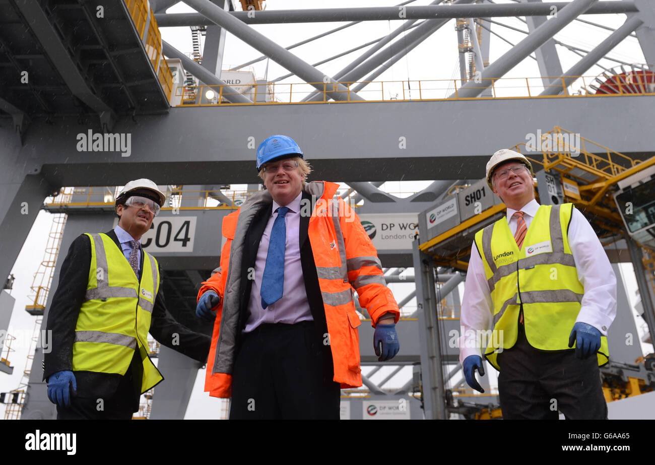 DP World Vice Chairman Jamal Majid bin Thaniah (links), der Bürgermeister von London Boris Johnson (Mitte) und der CEO von London Gateway Simon Moore (rechts) besuchen DP World London Gateway in Essex. Stockfoto