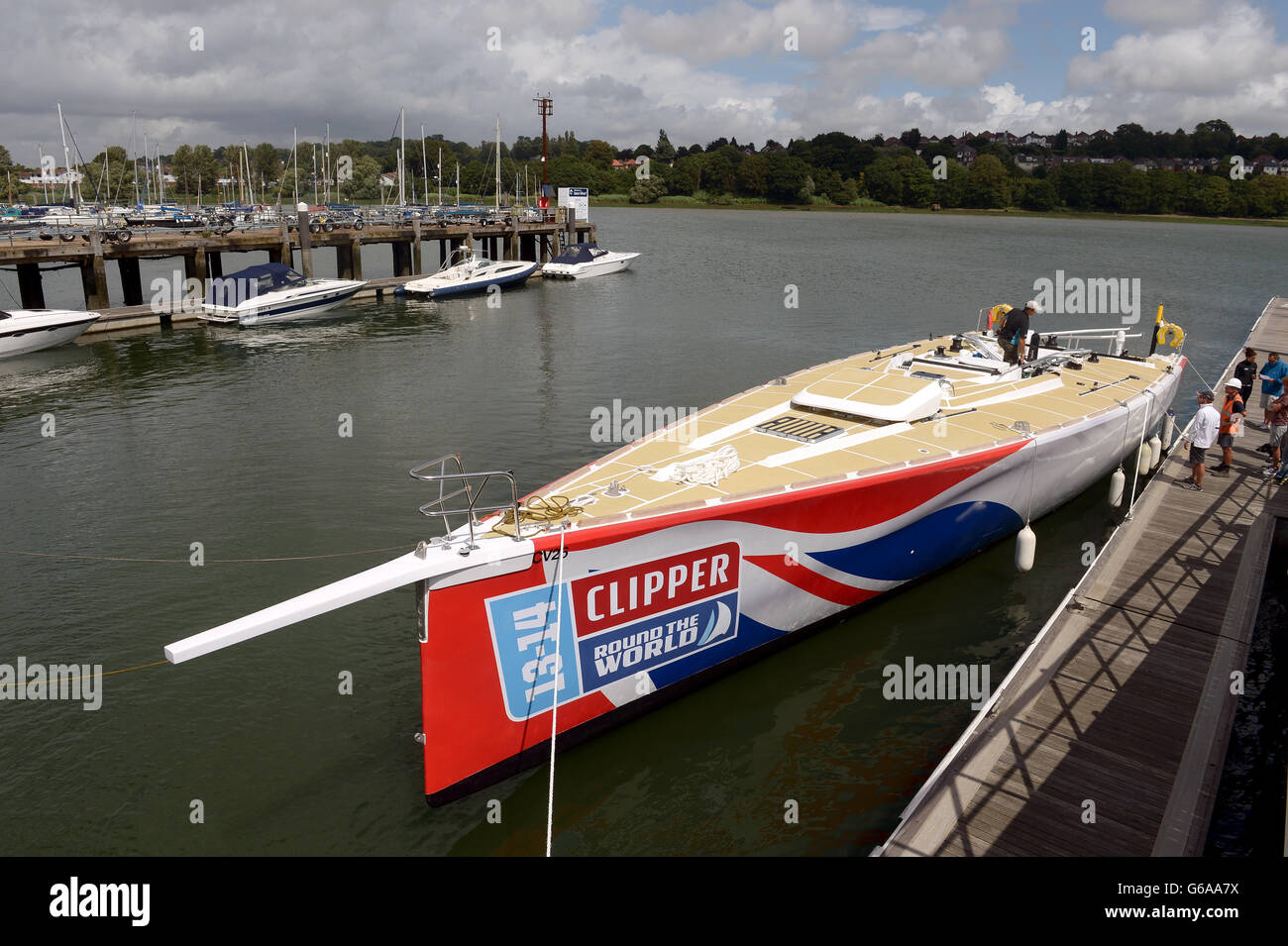 Segeln - Clipper Round the World Race - Aufbau - Premier Marina. Eine Clipper-Yacht wird vorbereitet, bevor sie aus dem Wasser gehisst wird, um eine Reise nach London, Southampton, Hampshire, vorzubereiten. Stockfoto