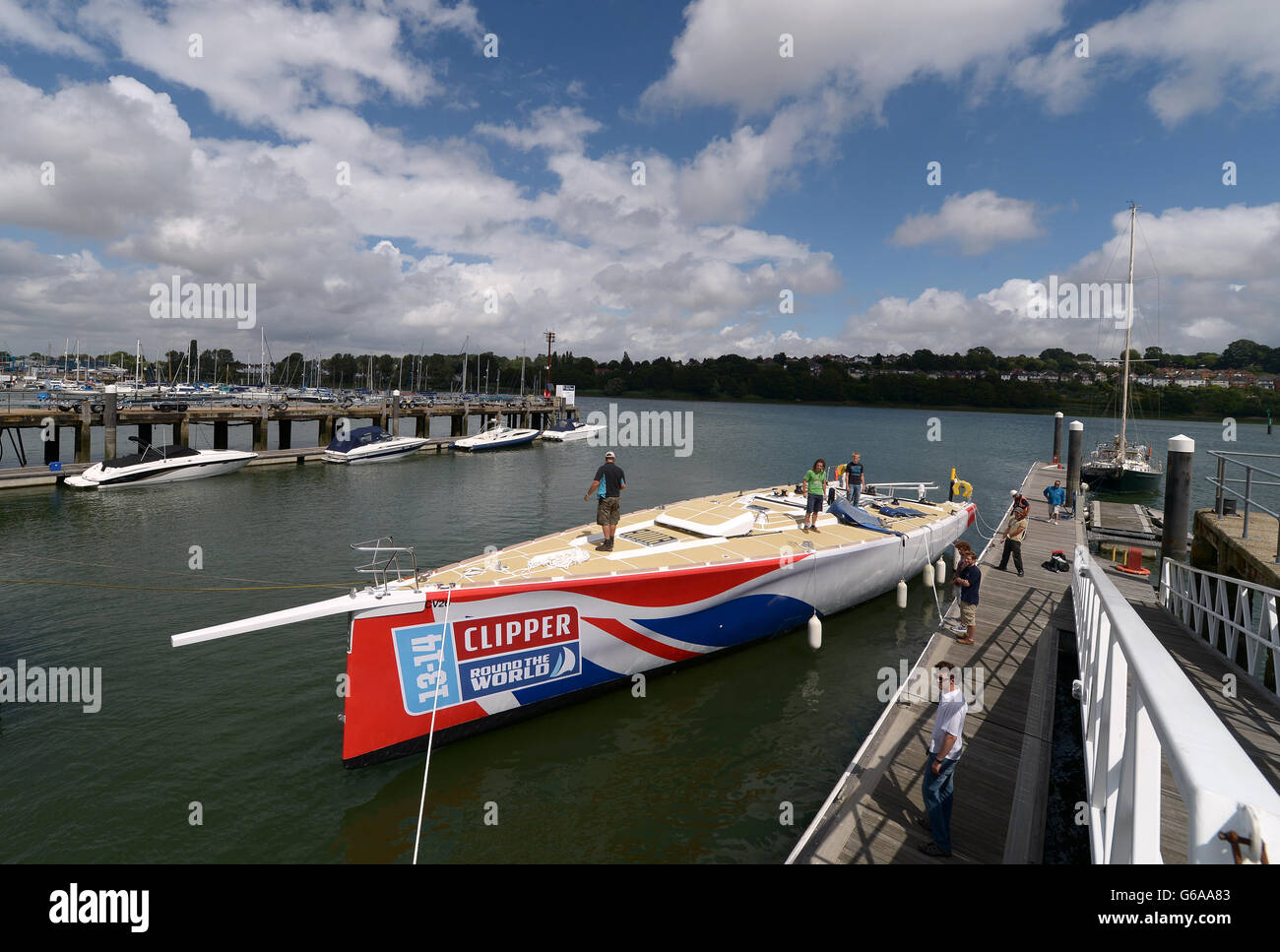 Eine Clipper-Yacht wird vorbereitet, bevor sie aus dem Wasser gehisst wird, um eine Reise nach London, Southampton, Hampshire, vorzubereiten. Stockfoto