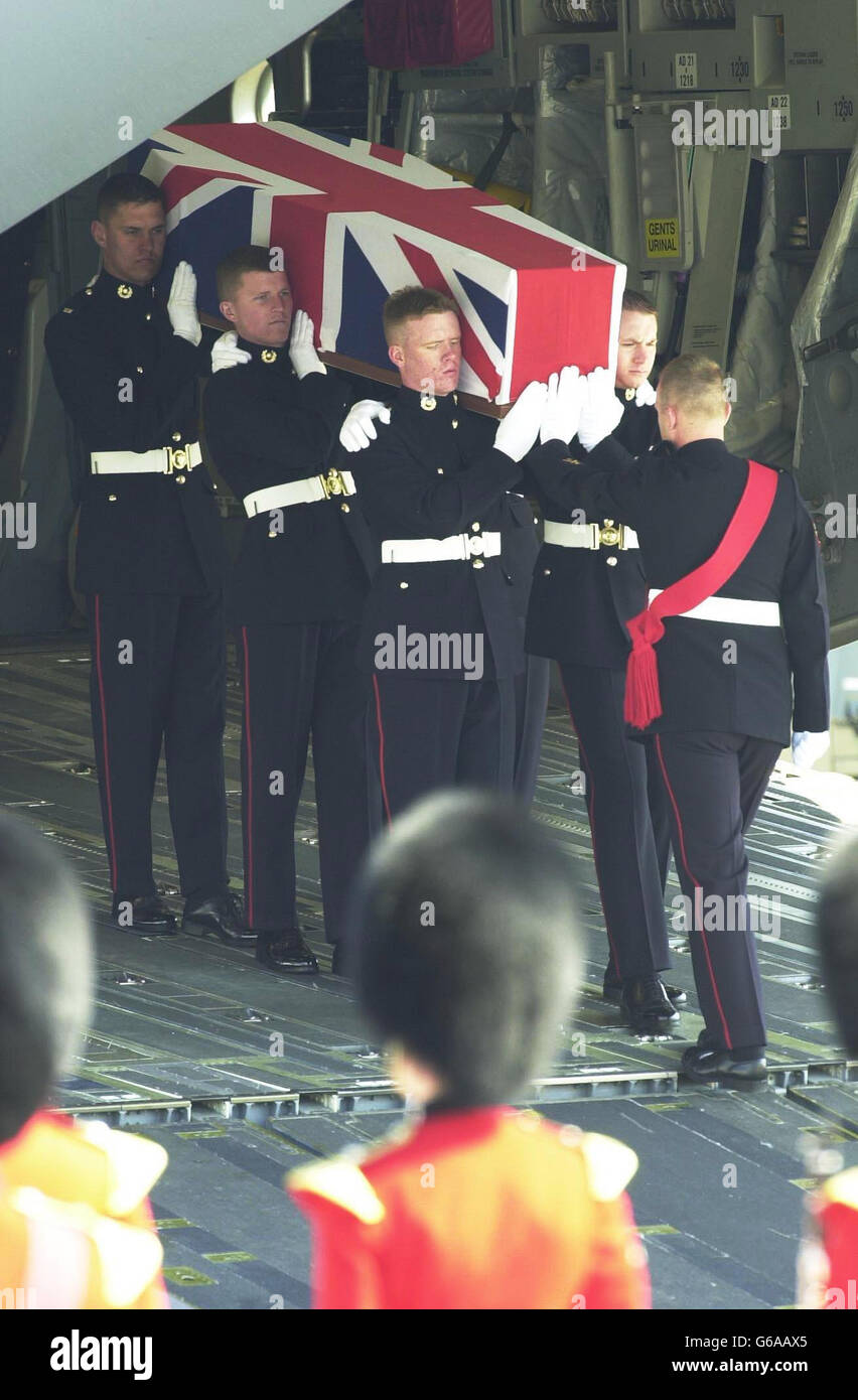 Der Sarg von Marine Christopher Maddison, Royal Marines, der am 30. März bei Kämpfen im Gebiet von Basrah getötet wurde, wird von einer Boeing C-17-Maschine der RAF Brize Norton transportiert. * anwesend, um die langsame Übertragung der 11 Särge aus dem Flugzeug zu beobachten, waren Verwandte, Dienstkommandanten, der Minister der Streitkräfte Adam Ingram und der Herzog von Gloucester. Stockfoto