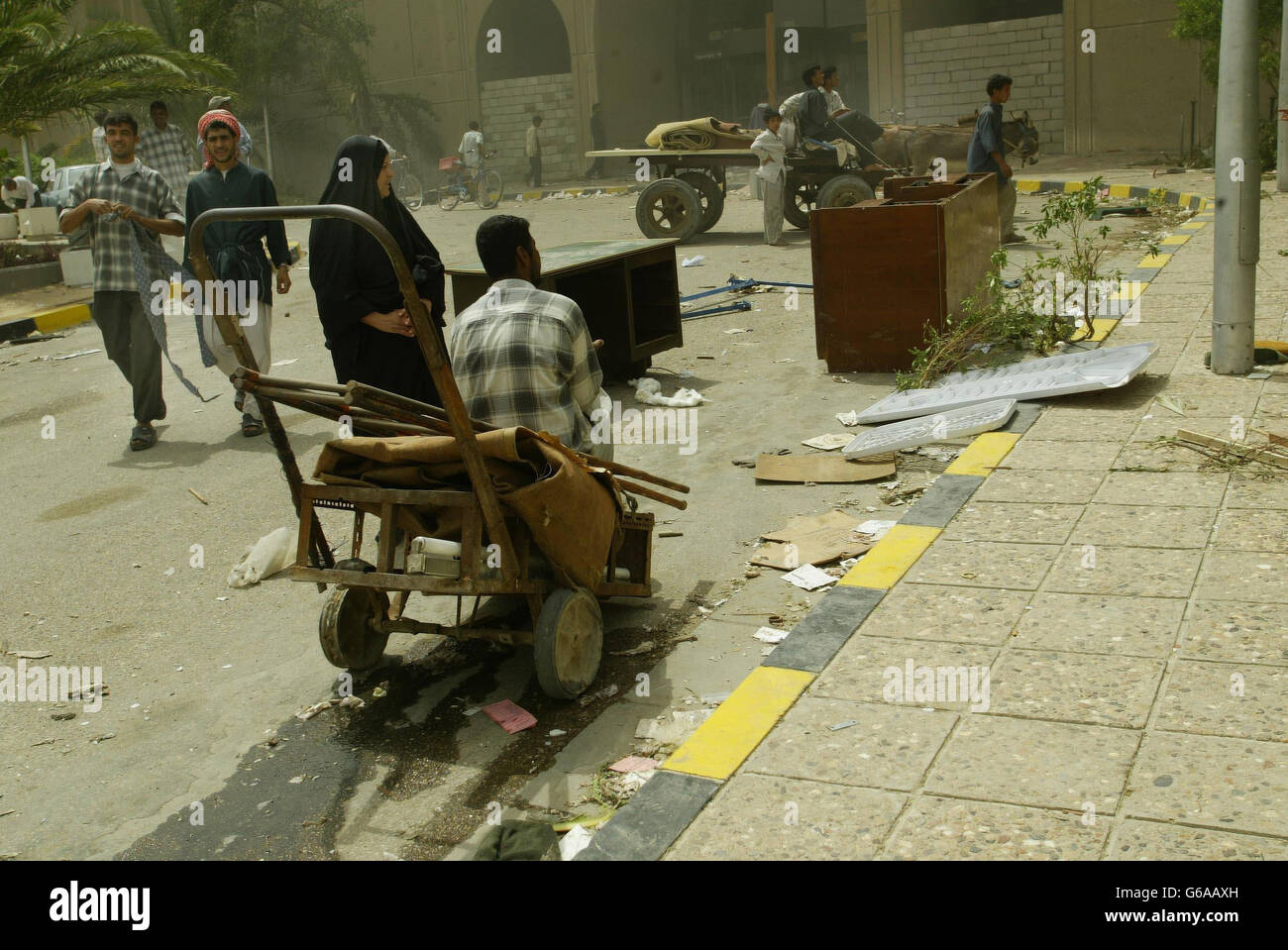 Basra Plündert. Plünderung auf dem Gelände des Sheraton Hotels, Basra. Stockfoto