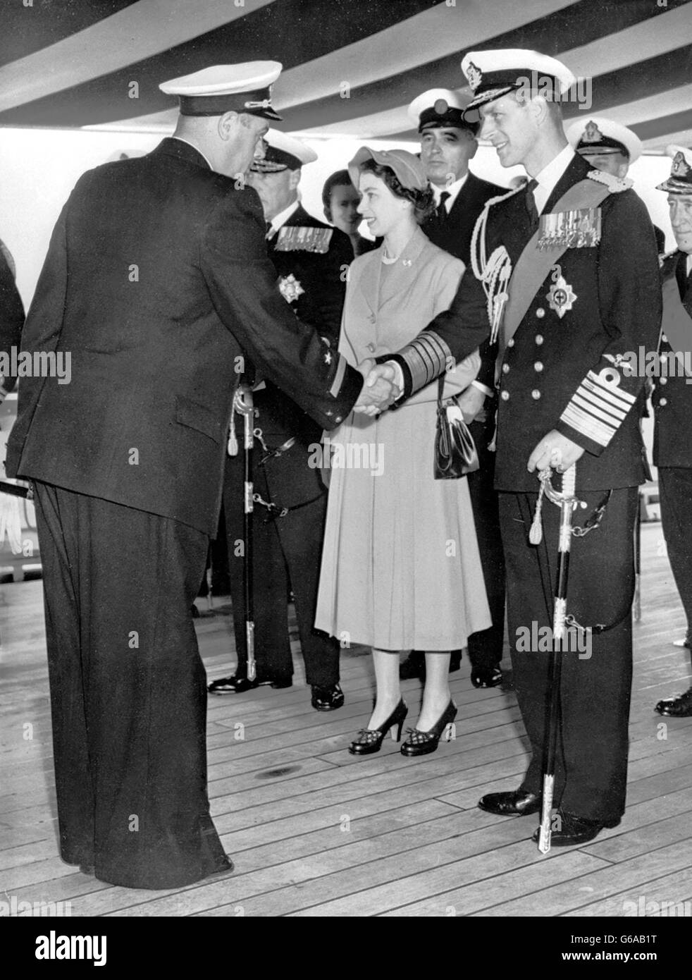 Die Königin und der Herzog von Edinburgh empfangen vor der Spithead-Schiffsüberprüfung Kapitän O. V. Rudakov (links) des sowjetischen Kreuzers Swerdlov an Bord der Royal Yacht - dem Dispatch-Schiff HMS Surprise. Die Königin empfing hochrangige Offiziere der Royal Navy, Commonwealth-Kriegsschiffe und Offiziere britischer Handelsschiffe und Trawler, die von ihr überprüft werden sollten. Stockfoto