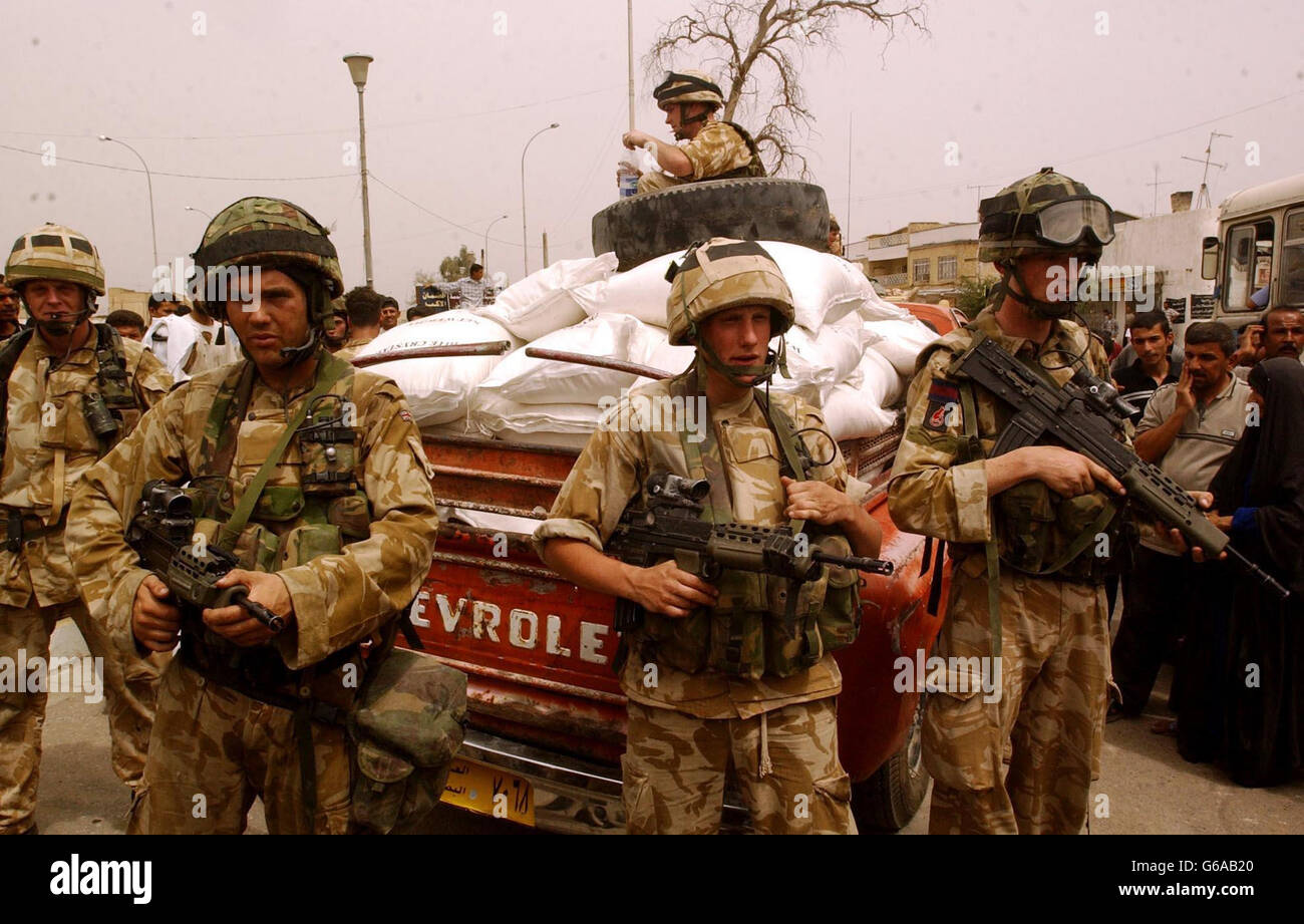 Die irischen Garden stoppen die Plünderung der Hilfe in der irakischen Stadt Basra. Stockfoto