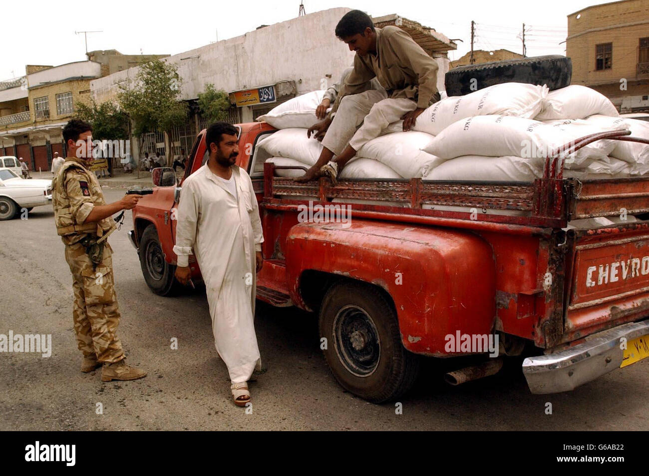 Die irischen Garden beenden die Plünderung der Hilfe in der Stadt Basra in Irqai, Dienstag, 8. März 2003. Stockfoto
