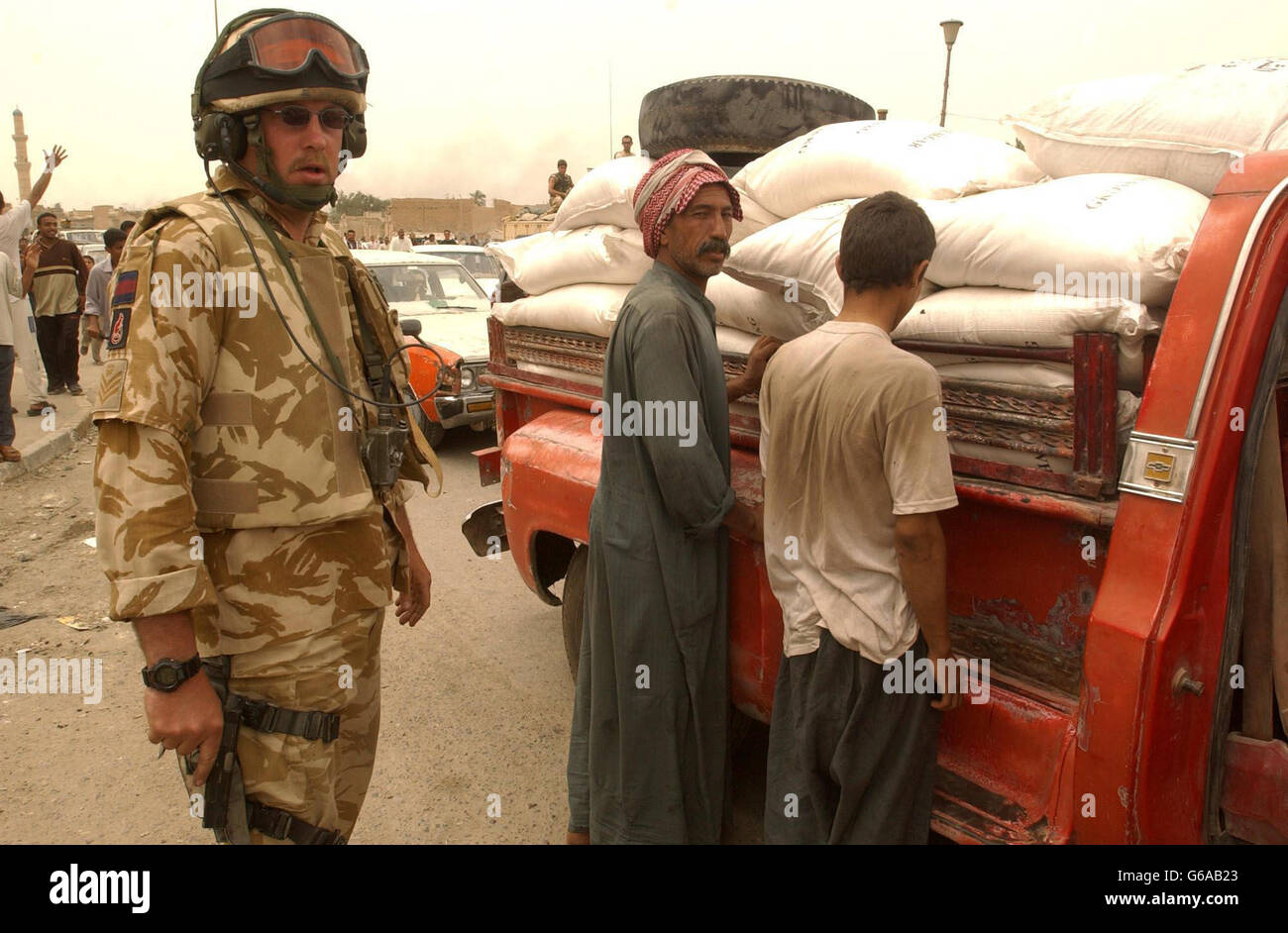 Britische Truppen in Basra.. Die irischen Garden stoppen die Plünderung der Hilfe in der irakischen Stadt Basra. Stockfoto