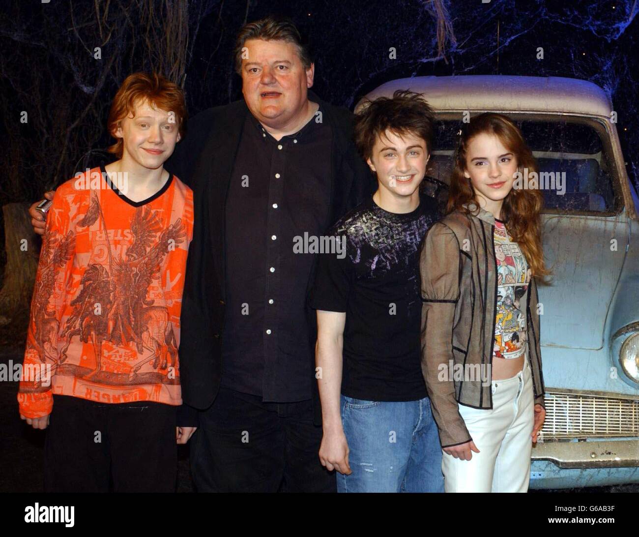 Die Stars von Harry Potter und die Kammer des Schreckens, von links nach rechts; Rupert Grint, Robbie Coltrane, Daniel Radcliffe Emma Watson während des weltweiten Launch der DVD/VHS in den Leavesden Studios im Norden Londons. Stockfoto