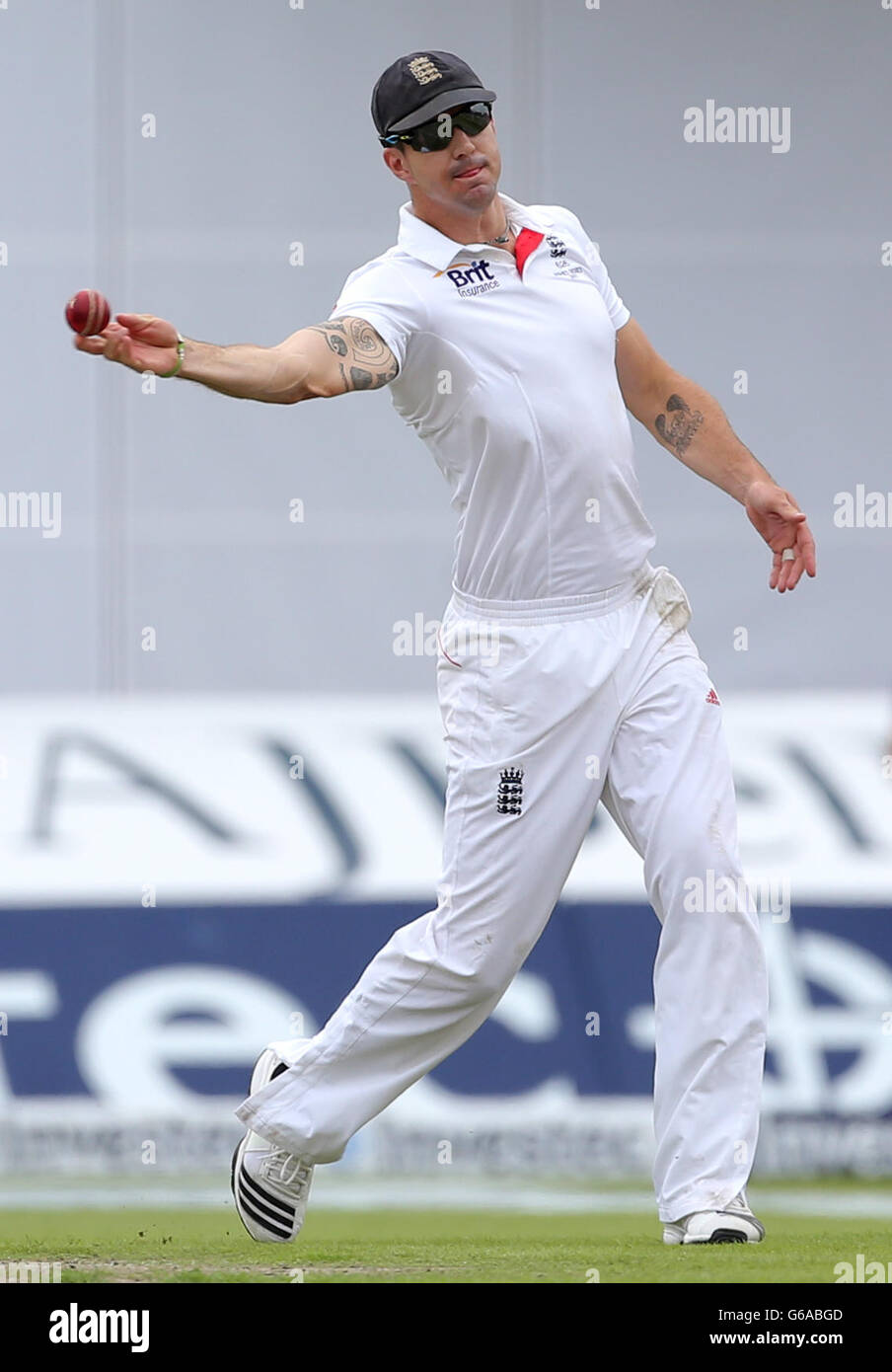 England Kevin Pietersen fields während des Tages eines der dritten Investec Ashes Testspiele auf dem Old Trafford Cricket Ground, Manchester. Stockfoto