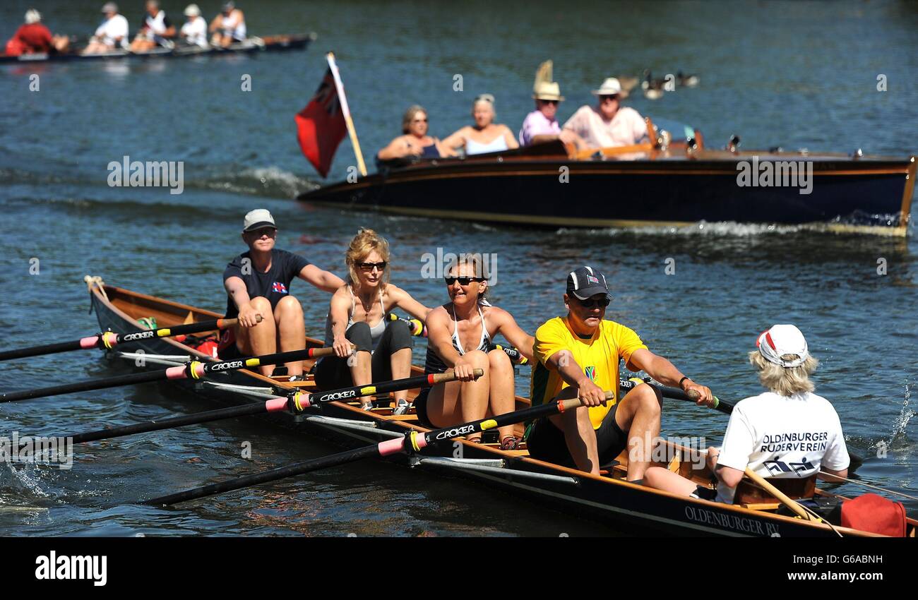 Ruderer machen sich in Henly-on-Thames auf den Weg die Themse entlang Stockfoto