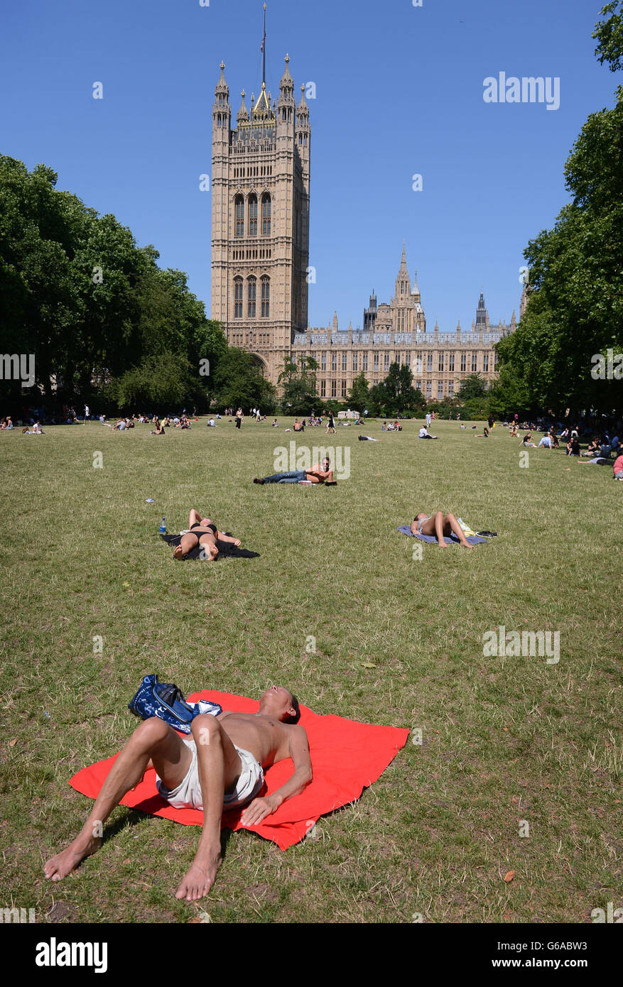 Sonnenanbeter in der Nähe der Houses of Parliament in London genießen das heiße Wetter am ersten Augusttag. Stockfoto