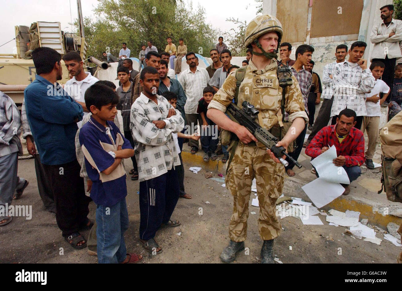 Britische Truppen auf den Straßen von Basra versuchen, die Ordnung aufrechtzuerhalten, am Freitag, den 11. April, inmitten von Berichten über umfassende Plünderungen. Offiziere des amerikanischen 7. Marine-Regiments planten, heute in dem Gebiet, auf dem es patrouilliert, im Osten Bagdads eine Ausgangssperre durchzusetzen * ... nachdem Tausende von Irakern, einschließlich ganzer Familien, Sprösseln plünderten und die Ingenieur- und Pflegeschulen plünderten. Stockfoto