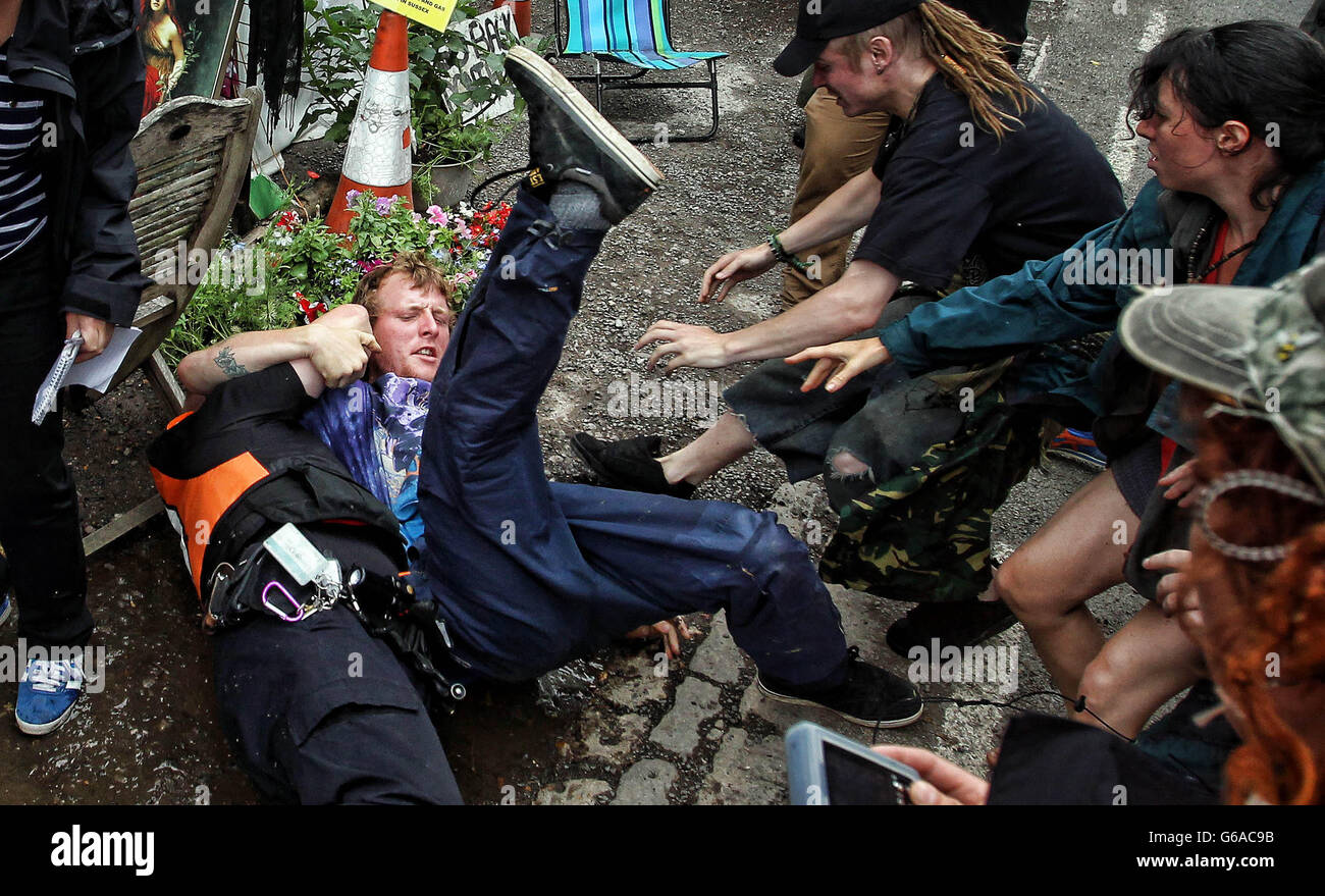 Demonstranten stoßen auf dem Fracking-Gelände von Balcombe in West Sussex auf die Polizei, da das Energieunternehmen Cuadrilla im Vorfeld von Explorationsbohrungen auf dem englischen Land mit Tests der Ausrüstung begonnen hat, da die Anti-Fracking-Proteste am Standort in den neunten Tag eintraten. Stockfoto