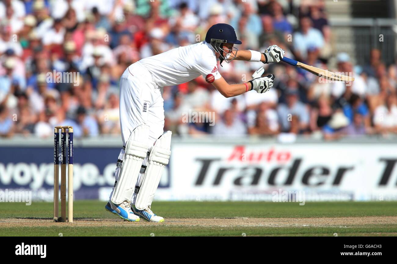 Am zweiten Tag des dritten Investec Ashes-Testmatches im Old Trafford Cricket Ground, Manchester, wird der englische Schlagmann Joe Root vor Australiens Bowler Shane Watson verdoppelt. Stockfoto