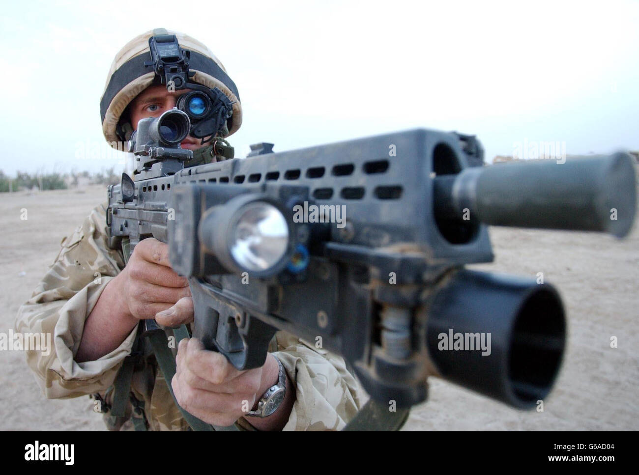 Ein Soldat der Firma D 2. Royal Tank Regiment in Basra mit einem unterslungten Granatwerfer und monokularer Nachtsicht. Stockfoto