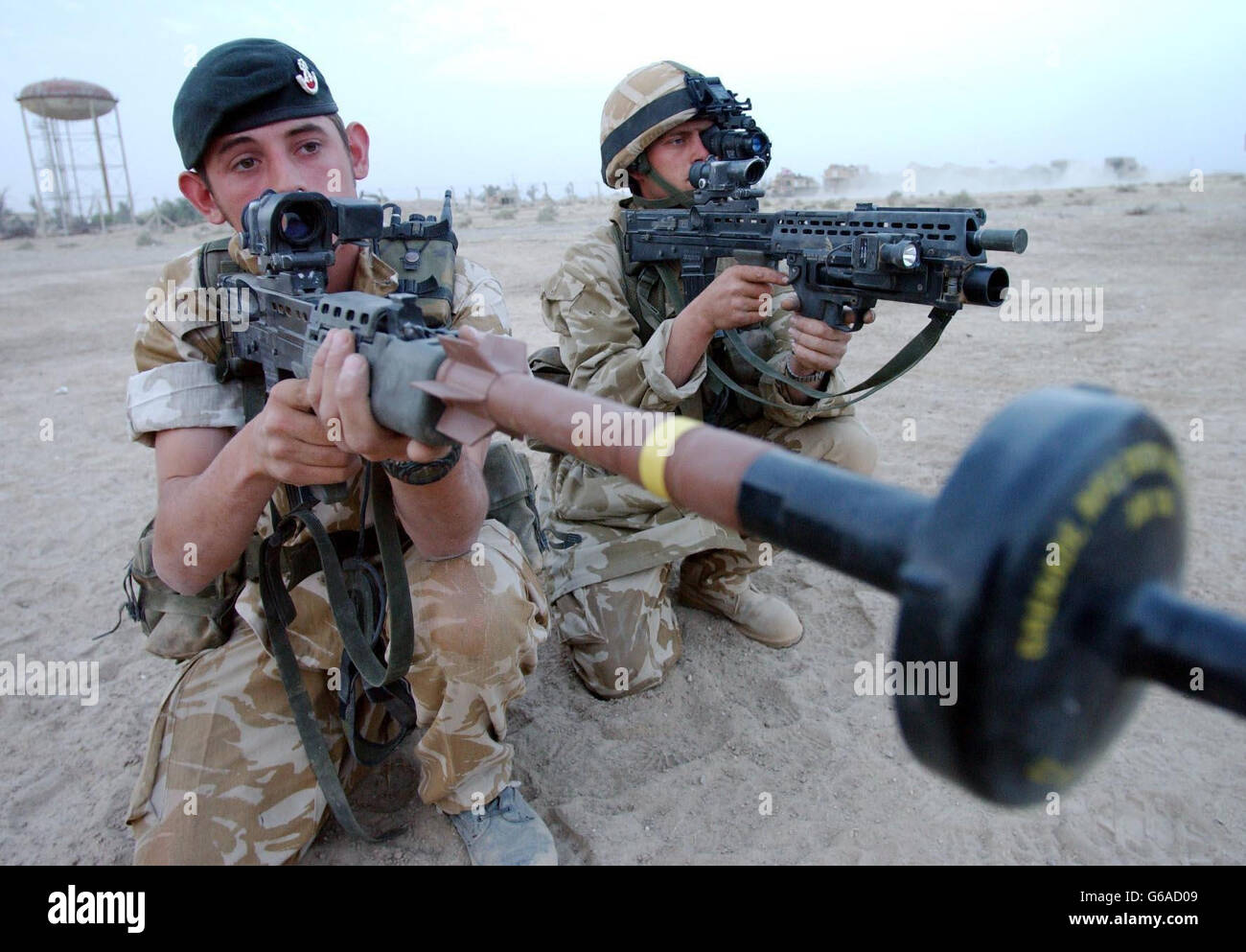 Privatperson Andrew Wilce, 18, (links) aus Hereford mit der Einstiegssimunition und LC Ken Padfield, 22, aus Consett mit einem untergeschleuderte Granatwerfer, von der Firma D 2nd Royal Tank Regiment in Basra. Stockfoto