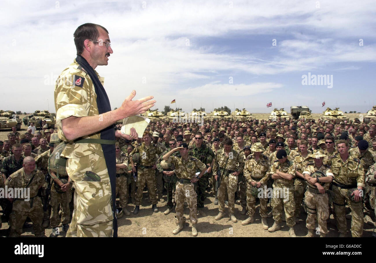 Padre Richard Downes vom 2. Royal Tank Regiment sagt die Messe, in der Nähe von Basra, Irak. Stockfoto