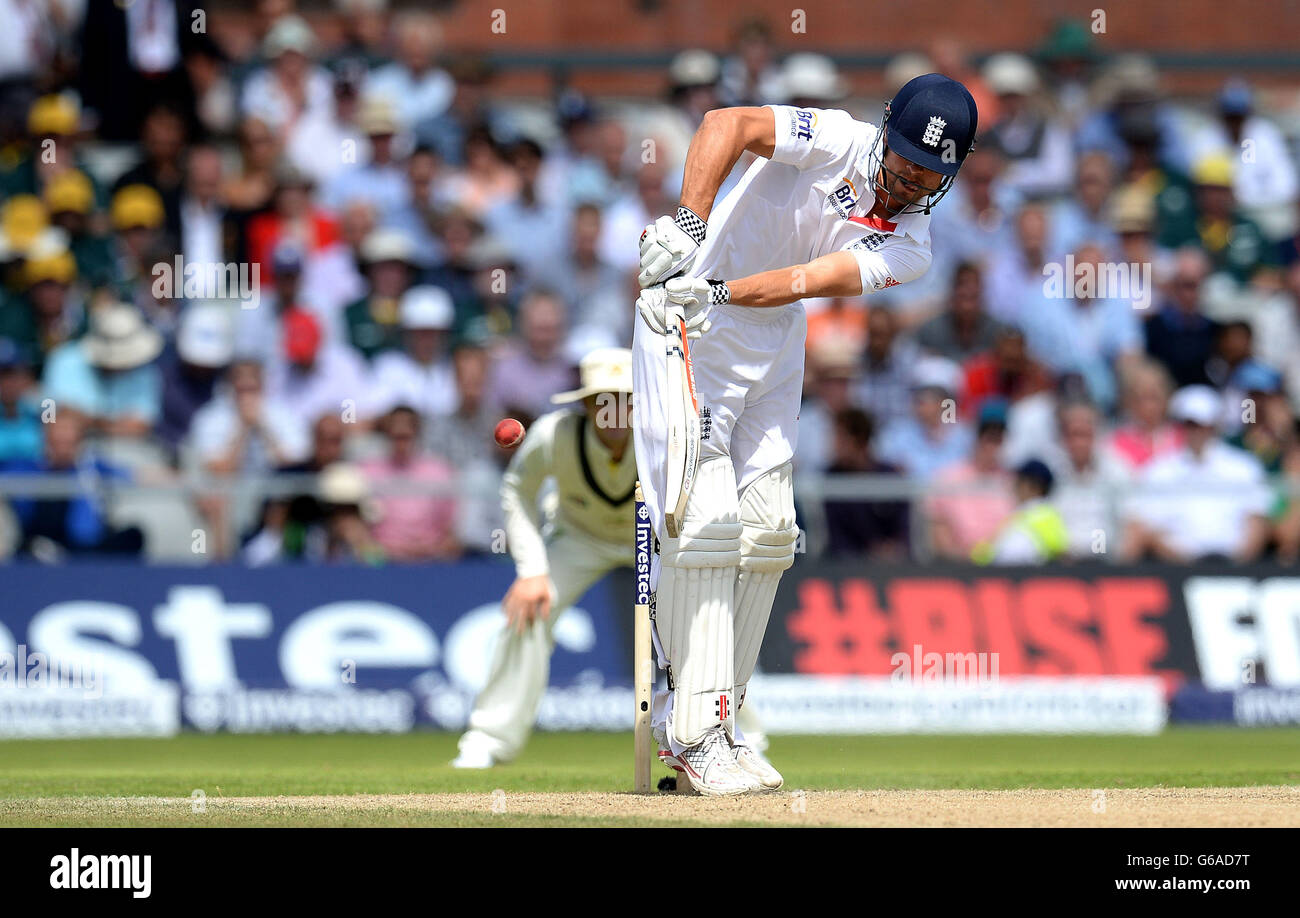 Alastair Cook hat einen Ball vom australischen Mitchell Starc bis zum Wicket-Torwart Brad Haddin, der am dritten Tag des dritten Investec Ashes-Testmatches im Old Trafford Cricket Ground, Manchester, für 62 Stunden unterwegs ist. Stockfoto