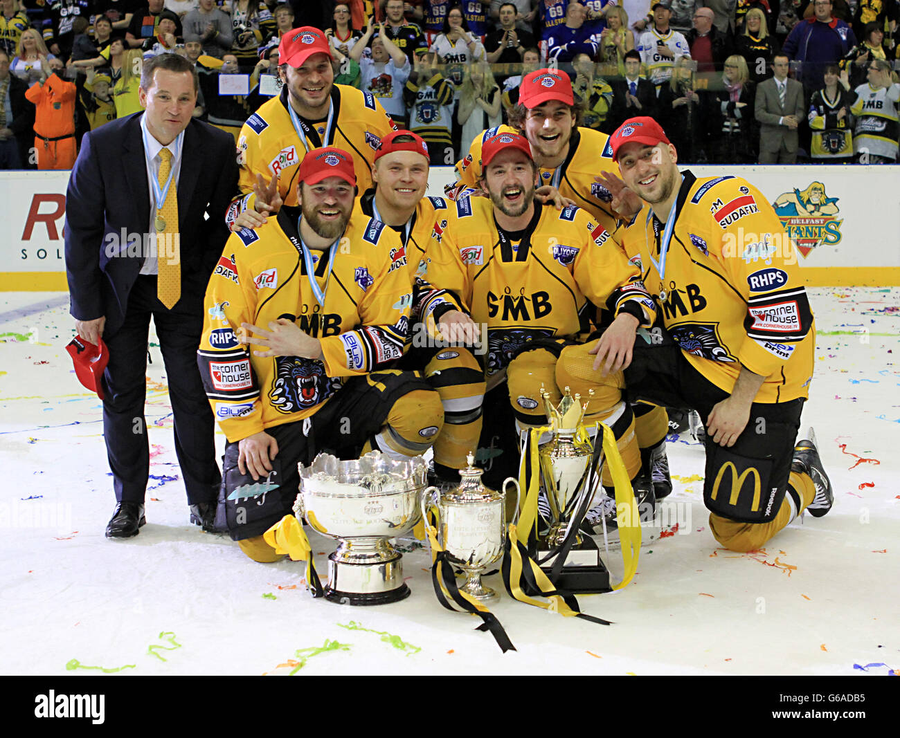 Nottingham Panthers' (hinten links-rechts) Assistenztrainer Rick Strachan, Eric Werner und Stevie Lee, (vorne links-rechts) Jason Beckett, Jordan Fox, Jonathan Weaver und Guillaume Lepine mit der Elite League Trophäe, Elite League Play-Off-Trophäe und Elite League Challenge Cup Stockfoto