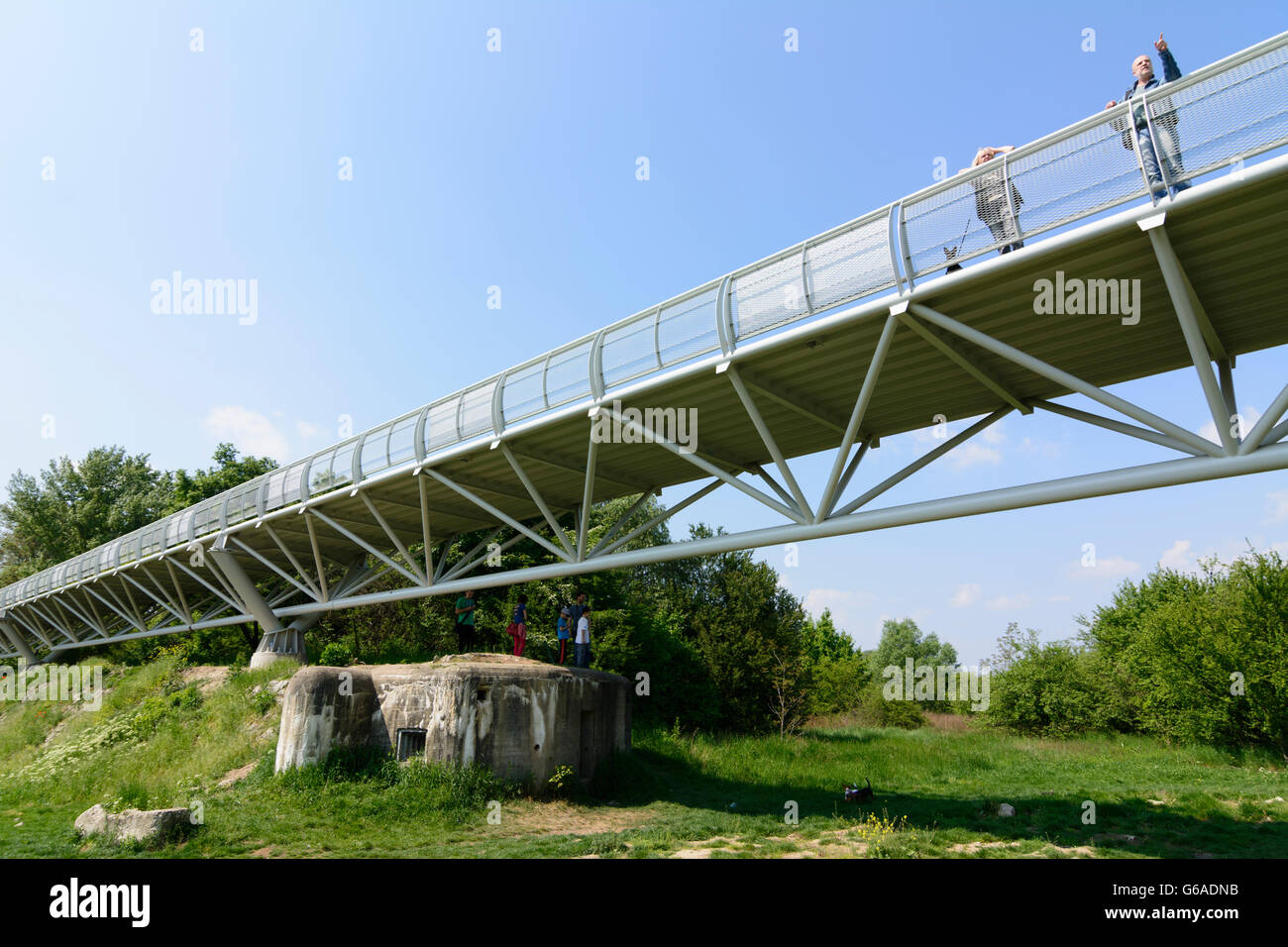 Fahrrad-Brücke der Freiheit über Fluss März (Cyklomost Hauptstraßenkommunikation) mit Bunker, Devinska Nova Ves (Theben-Neudorf), Slowakei, Stockfoto