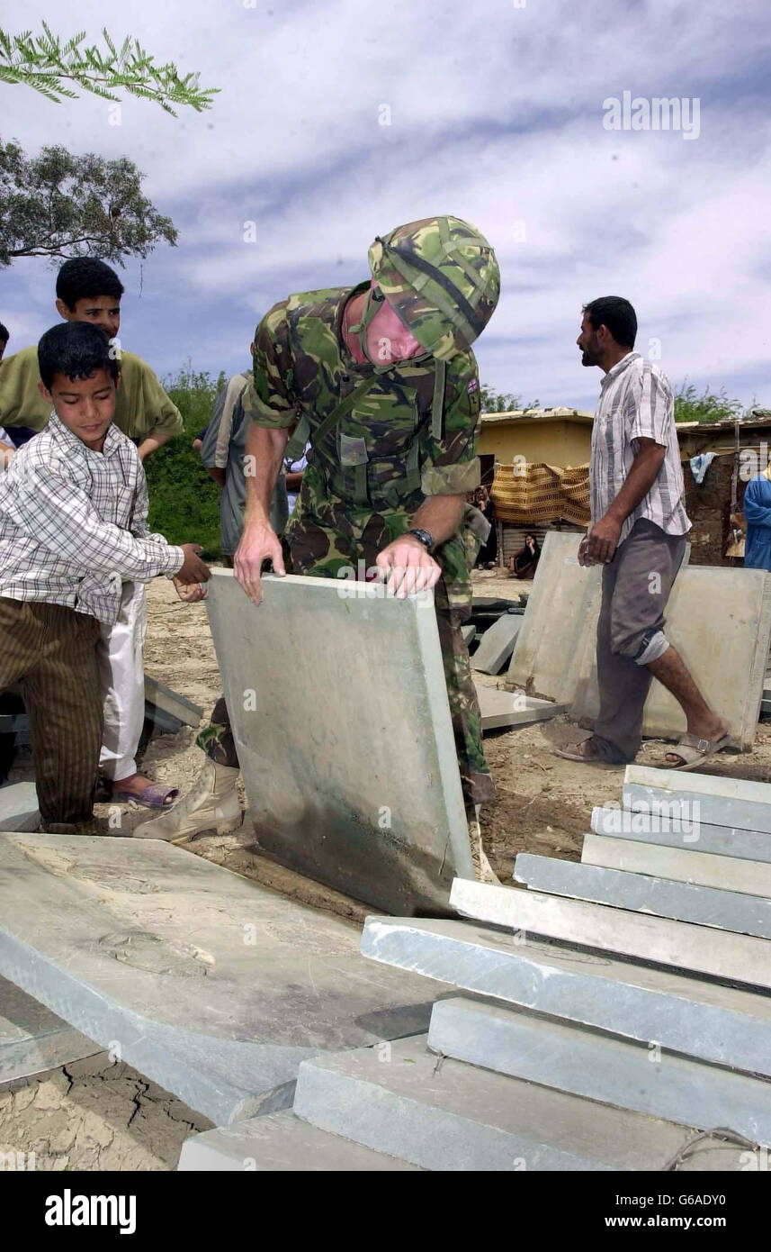 Rob Williams aus Dorest, vom 10 Transport Regiment, als er die Steinplatten auf dem Boden des Basra-Kriegsfriedhofs durchsucht, als er versucht, das Grab seines Urgroßvaters Lance CPL Charles Williams von den South Wales Borderers zu finden. Stockfoto