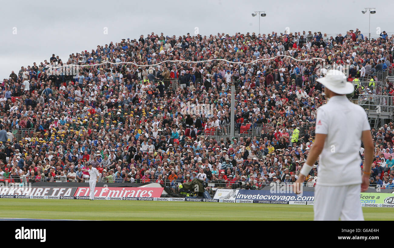 England-Fans kreisten am vierten Tag des dritten Investec Ashes-Testmatches im Old Trafford Cricket Ground, Manchester, eine Bierschlange. Stockfoto