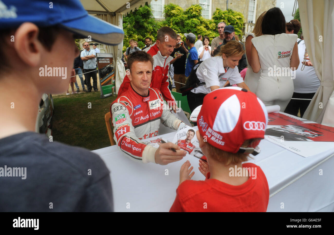 NUR FÜR REDAKTIONELLE ZWECKE: Audi Le Mans-Autofahrer Allan McNish signiert Autogramme während der Wilton Classic und Supercars 2013 mit Castrol EDGE im Wilton House in Salisbury. Stockfoto