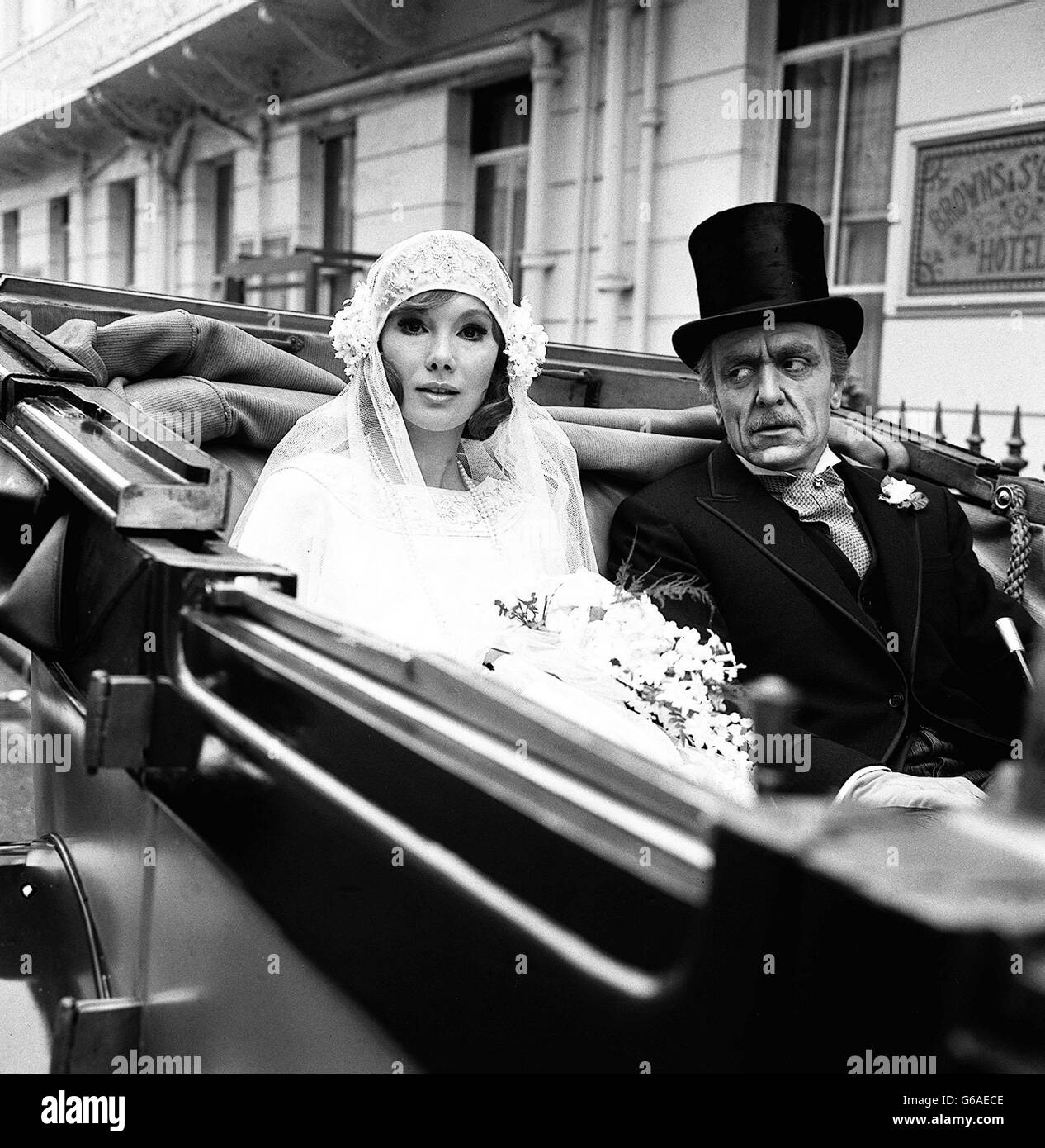 Susan Hampshire, als Fleur in einem Hochzeitskleid im Stil von 1924, und Eric Porter (als ihr Vater Soames Forsyte) fahren vom Brown's Hotel im West End in London ab. Fleur's Hochzeit wurde für die neue Serie „The Forsyte Saga“ von BBC TV inszeniert, die im kommenden Januar auf BBC2 beginnen soll. Eric Porter tritt in jeder Folge auf, zuerst als Mann in den Dreißigern und am Ende als Mann in den Siebzigern. Stockfoto