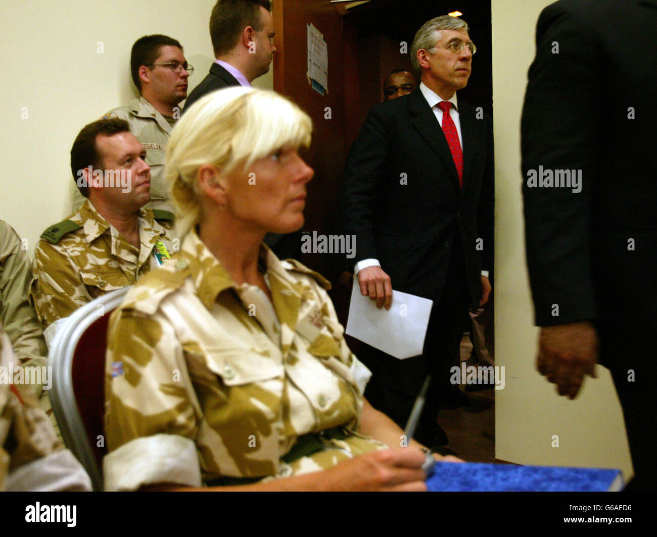 Der britische Außenminister Jack Straw kommt zu einer Pressekonferenz im Hilton Hotel, Kuwait. Herr Straw hat bei einem Besuch in den Golfstaaten die Vorschläge verharmlost, dass Syrien nach dem Sturz Saddam Husseins als nächstes auf der Liste militärischer Maßnahmen steht. * Allerdings betonte er, dass die Regierung von Präsident Baschar Assad erklären müsse, ob Mitglieder des irakischen Regimes in Syrien Zuflucht gesucht hätten. PA Photo/Dan Chung/The Guardian/Mod Pool Stockfoto