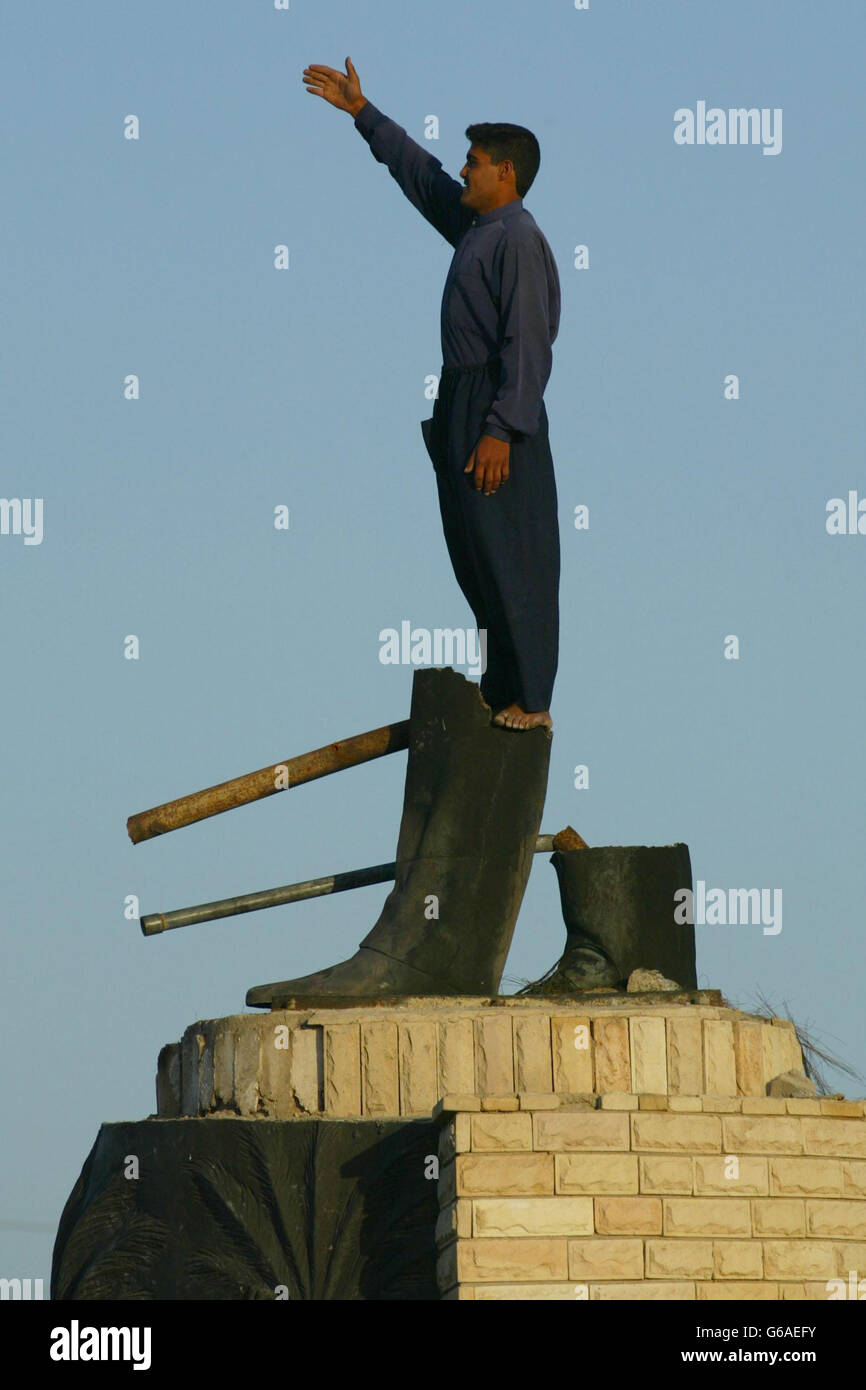 9. APRIL: Ein Iraker ahmt die Statue von Saddam Hussein an dem Ort nach, an dem sie einst stand, auf dem Al Qurna-Platz in Bagdad. An diesem Tag im Jahr 2003 wurde die Statue von Saddam Hussein gestürzt und eines der beständigsten Bilder des Krieges im Irak geschaffen. Ein Iraker imitiert Saddam Hussein an dem Ort, an dem seine Statue einst im Zentrum von Al Qurna stand, bevor sie von Einheimischen niedergerissen wurde. Stockfoto