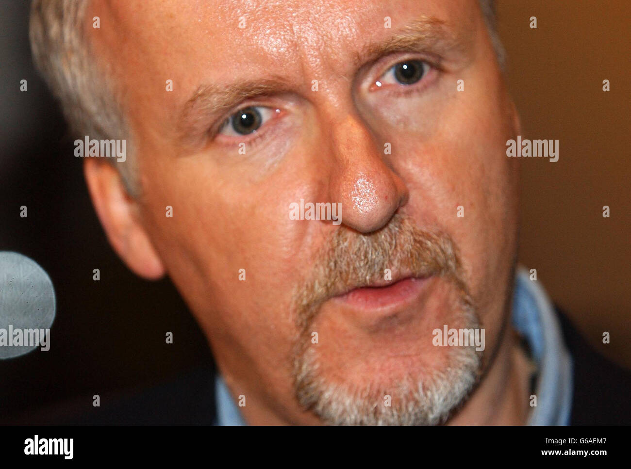 Der kanadische Regisseur James Cameron kommt zur britischen Premiere seines neuen Films „Ghosts of the Abyss“ im Science Museum. Stockfoto