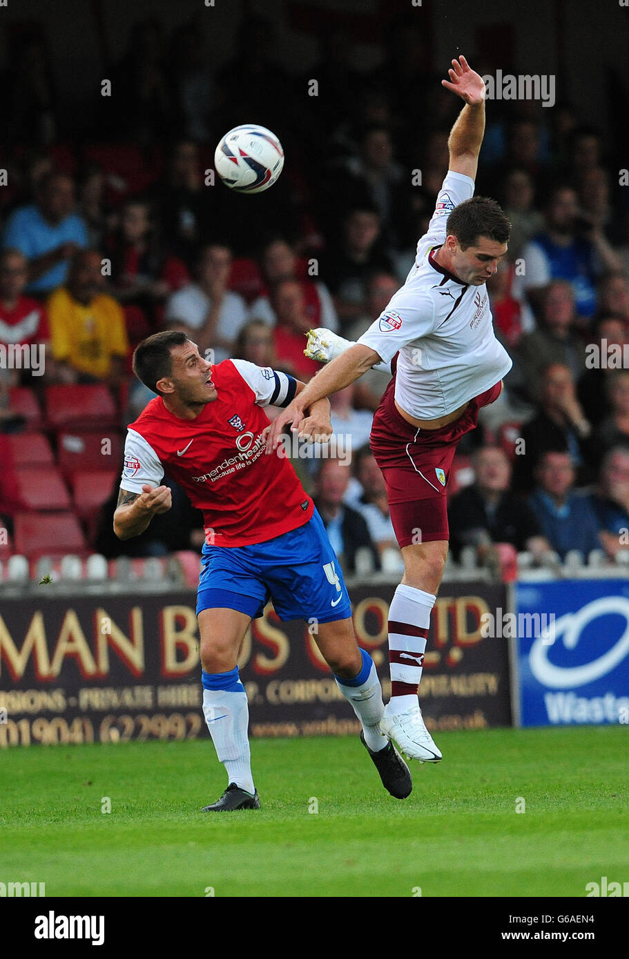 Chris Smith von York City (links) und Sam Vokes von Burnley in Aktion während des Capital One Cup, First Round Matches in Bootham Cresent, York. Stockfoto