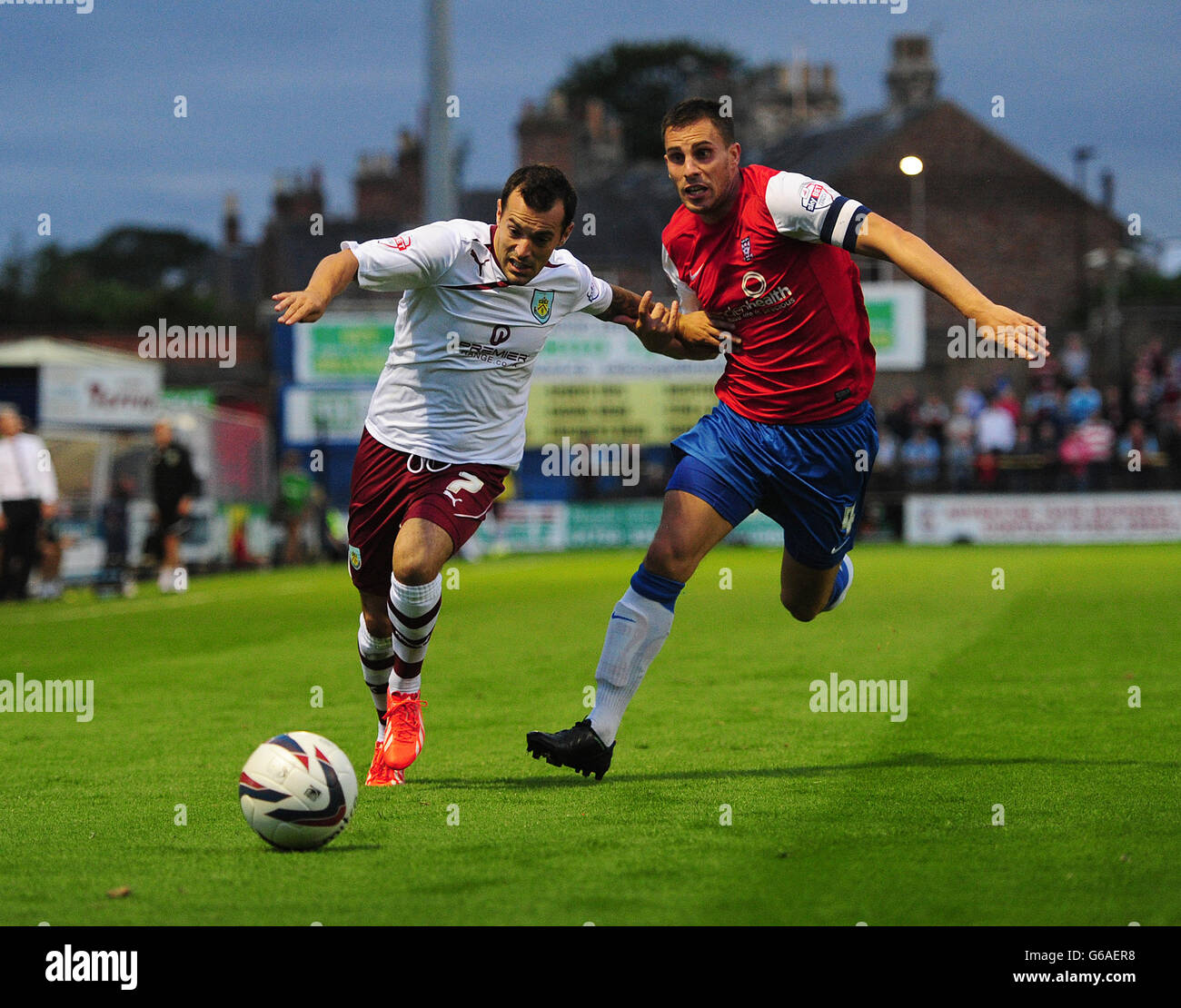 Burnleys Ross Wallace (links) und York Citys Chris Smith in Aktion während des Capital One Cup, First Round Match in Bootham Cresent, York. Stockfoto