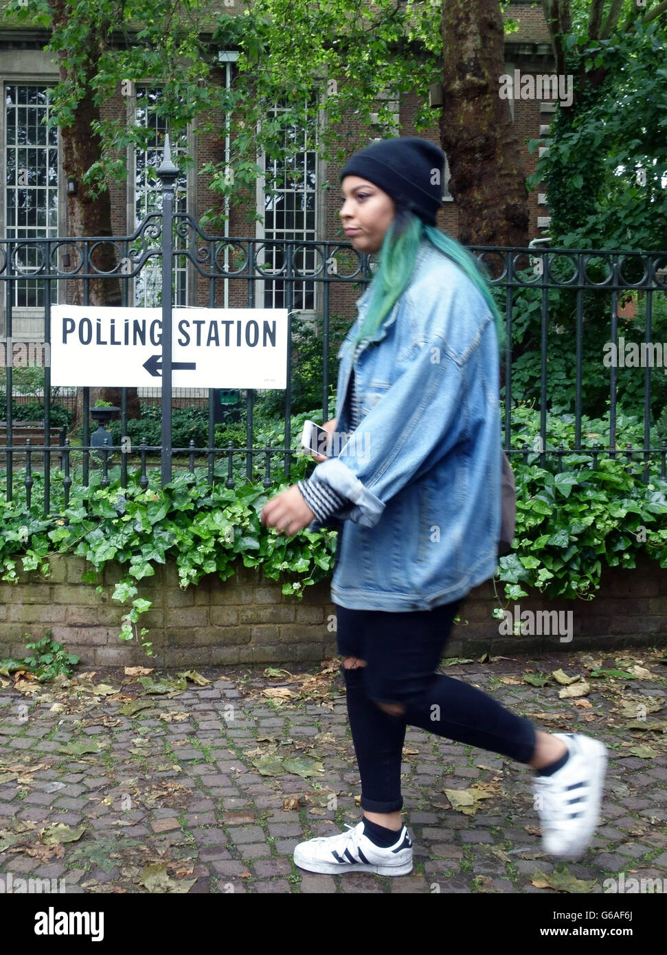 Wähler geht zum EU-Referendum Wahllokal, Islington, London Stockfoto