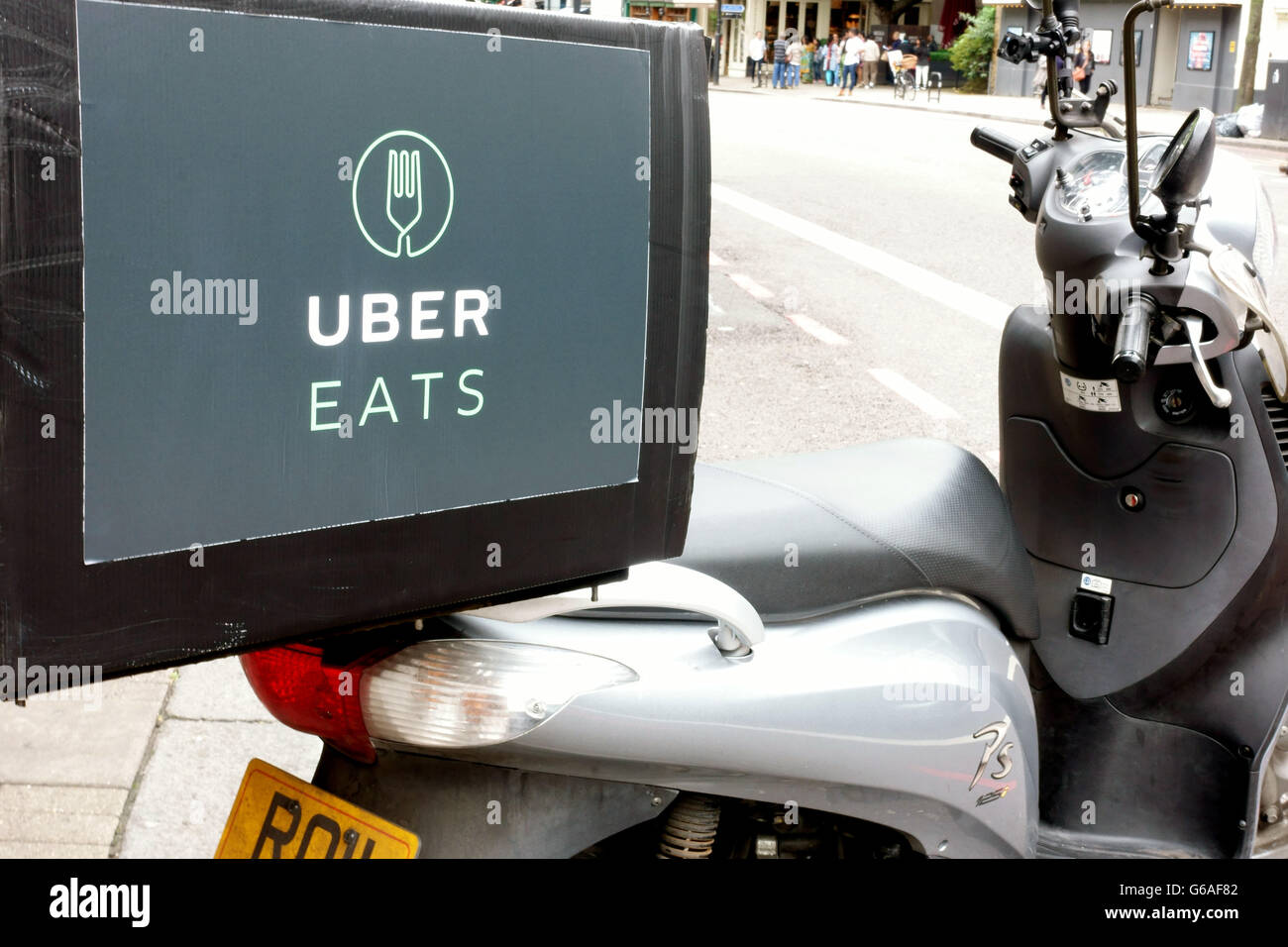 Uber isst Essen Hauslieferung Scooter in London Straße Stockfoto