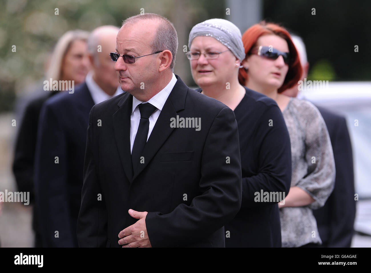 Kelvin und Margaret Roberts, die Eltern von Lance Corporal Craig Roberts kommen zur Beerdigung ihrer Söhne in der Holy Trinity Church, Llandudno. Stockfoto