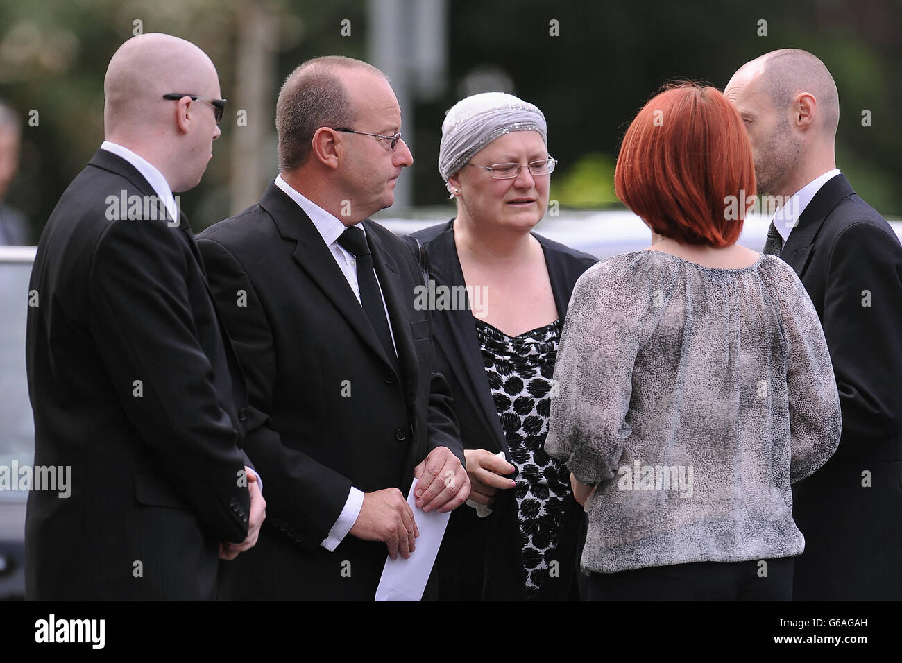 Kelvin und Margaret Roberts, die Eltern von Lance Corporal Craig Roberts kommen zur Beerdigung ihrer Söhne in der Holy Trinity Church, Llandudno. Stockfoto