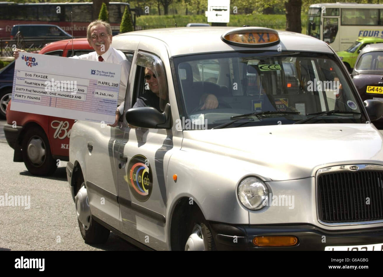 Taxifahrer Bob Frazer aus Heaton, Newcastle, feiert, nachdem er mehr als 14 Millionen auf der National Lottery gewonnen hat. Herr Frazer gewann 14,265,140 bei der Ziehung Lotto Extra, die sich nach einem viermonatigen Rollover angesammelt hatte. *..Er ist abgebildet, einen Aufzug vom Londoner Taxifahrer Kenny Poulton zu bekommen. . Stockfoto