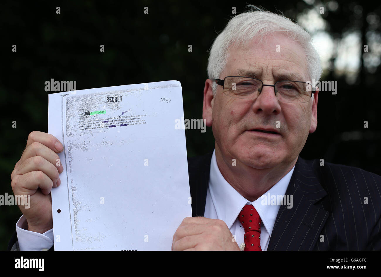 Michael Gallagher, der seinen Sohn Aidan beim Omagh-Bombenanschlag verloren hat, hält heute während einer Pressekonferenz im Namen der Omagh Bomb Survivors-Gruppe eine redigierte E-Mail von einem echten IRA-Maulwurf. Stockfoto