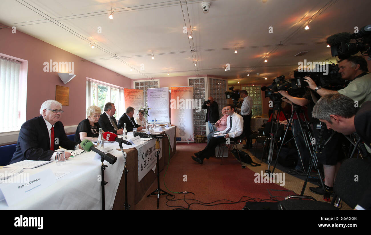 Michael Gallagher (links), der seinen Sohn Aidan in der Omagh-Bombe verloren hat, leitet heute eine Pressekonferenz im Namen der Omagh Bomb Survivors-Gruppe. Stockfoto
