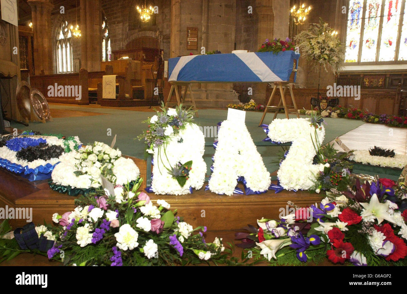 Blumen und Ehrungen, vor dem Sarg von Lance Corporal Stephen, 31, aus Scone in Perthshire, der bei der Aktion im Irak getötet wurde. *..Er war der einzige schottische Soldat, der während des Konflikts im Irak getötet wurde, und starb während eines militärischen Angriffs in der Nähe von Al Zubayr im Südirak am 24. März. Stockfoto