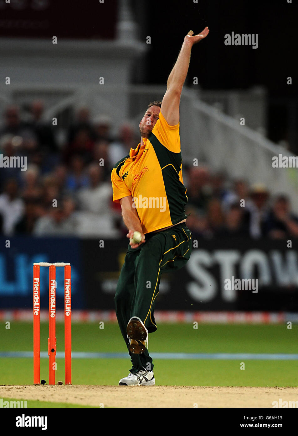 Ian Butler von Nottinghamshire bowls während des Friends Life T20, Quarter Final an der Trent Bridge, Nottingham. Stockfoto