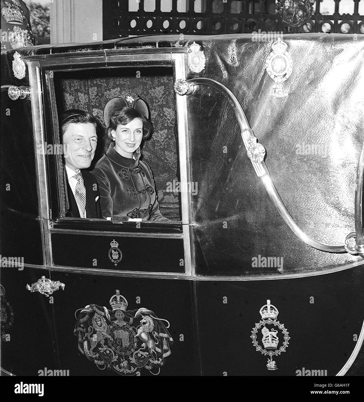 Angus Ogilvy und Prinzessin Alexandra kommen zur Hochzeit von Prinzessin Anne und Kapitän Mark Phillips. Stockfoto