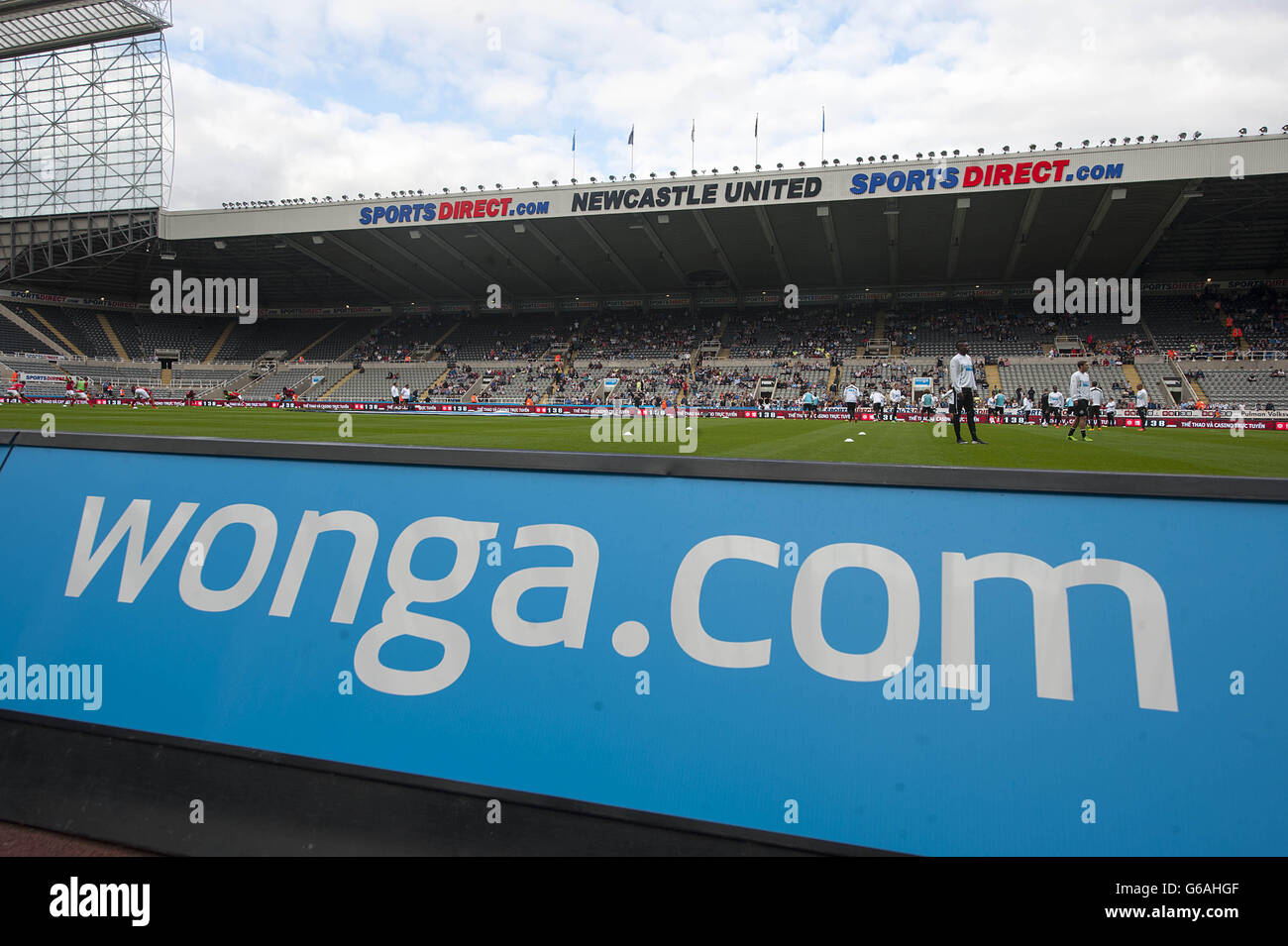 Fußball - vor der Saison freundlich - Newcastle United / Braga - St James' Park. Eine allgemeine Ansicht der Werbung von wonga.com im St James Park Stockfoto