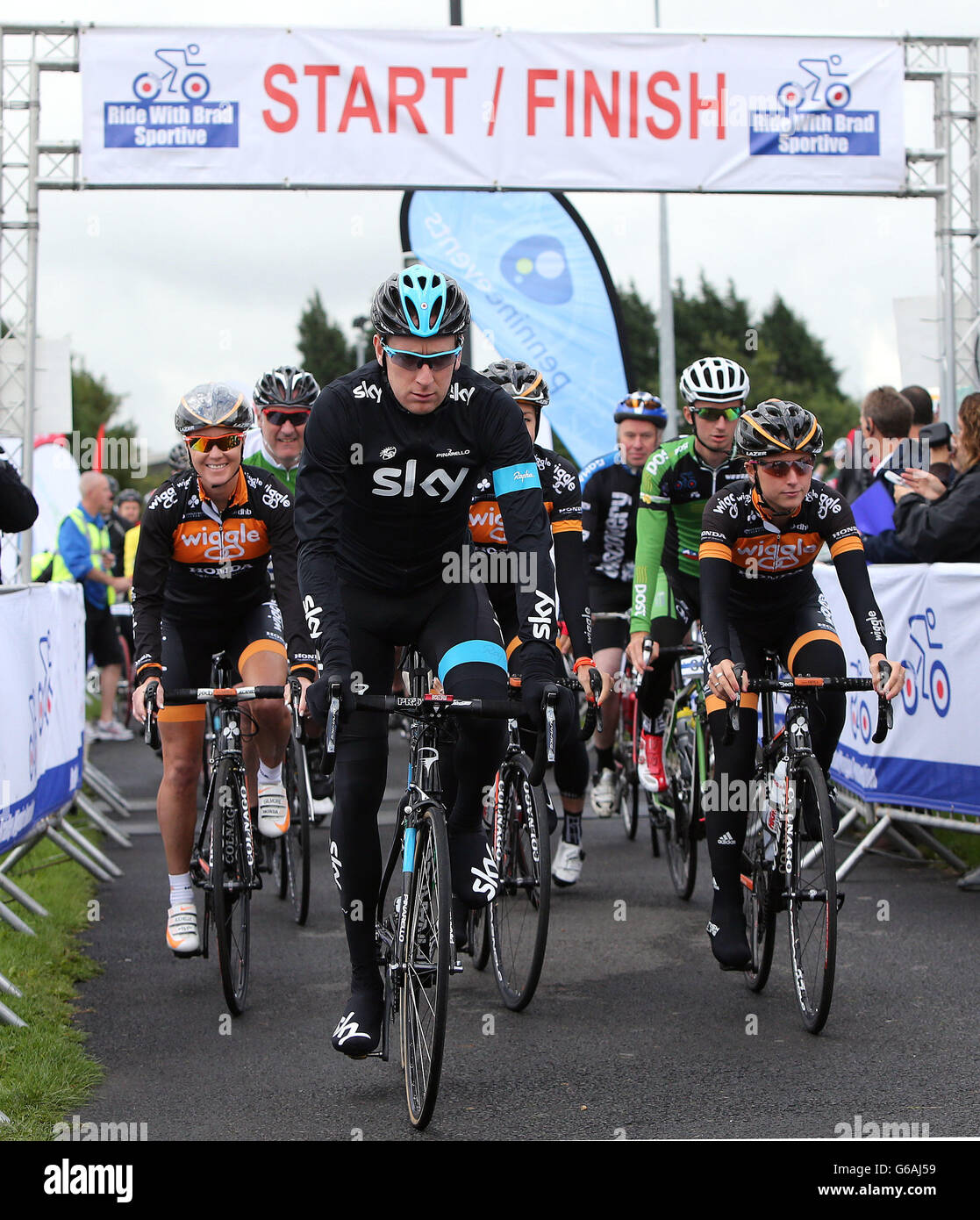 Sir Bradley Wiggins (Mitte) mit Dani King (links) und Laura Trott starten die Fahrt mit Brad Sportive in Lancashire. Stockfoto