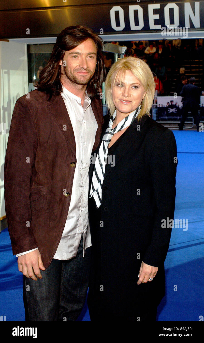 Der Schauspieler Hugh Jackman und seine Frau Deborah Lee Furness kommen im Odeon West End, London, zur britischen Premiere von X-Men 2 an. Stockfoto