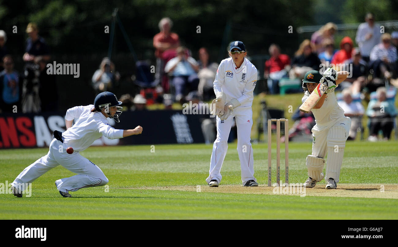 Cricket - First Womens Ashes Test Match - England Frauen gegen Australien Frauen - Tag 1 - Wormsley Cricket Ground. Die australische Sarah Elliott schlägt am Tag eines der ersten Testspiele der Womens Ashes im Wormsley Cricket Ground, High Wycombe, gegen England. Stockfoto