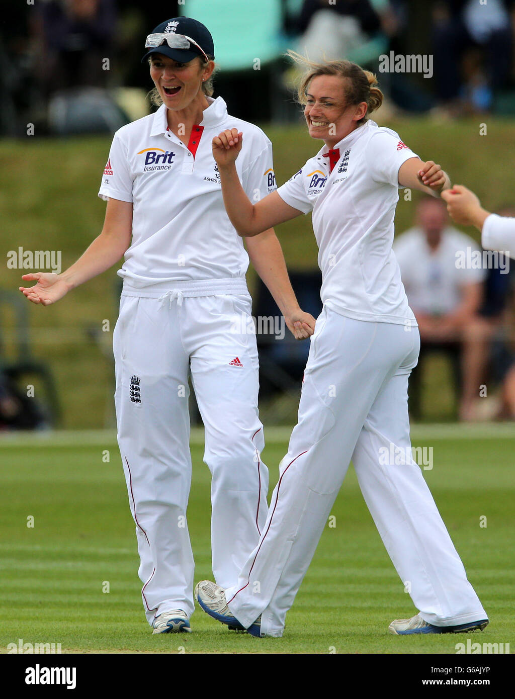 Die Engländerin Laura Marsh (rechts) feiert mit Kapitän Charlotte Edwards, nachdem sie am zweiten Tag des ersten Womens Ashes-Testmatches im Wormsley Cricket Ground, High Wycombe, Alex Blackwell LBW für 54 in das Wicket of Australia genommen hat. Stockfoto